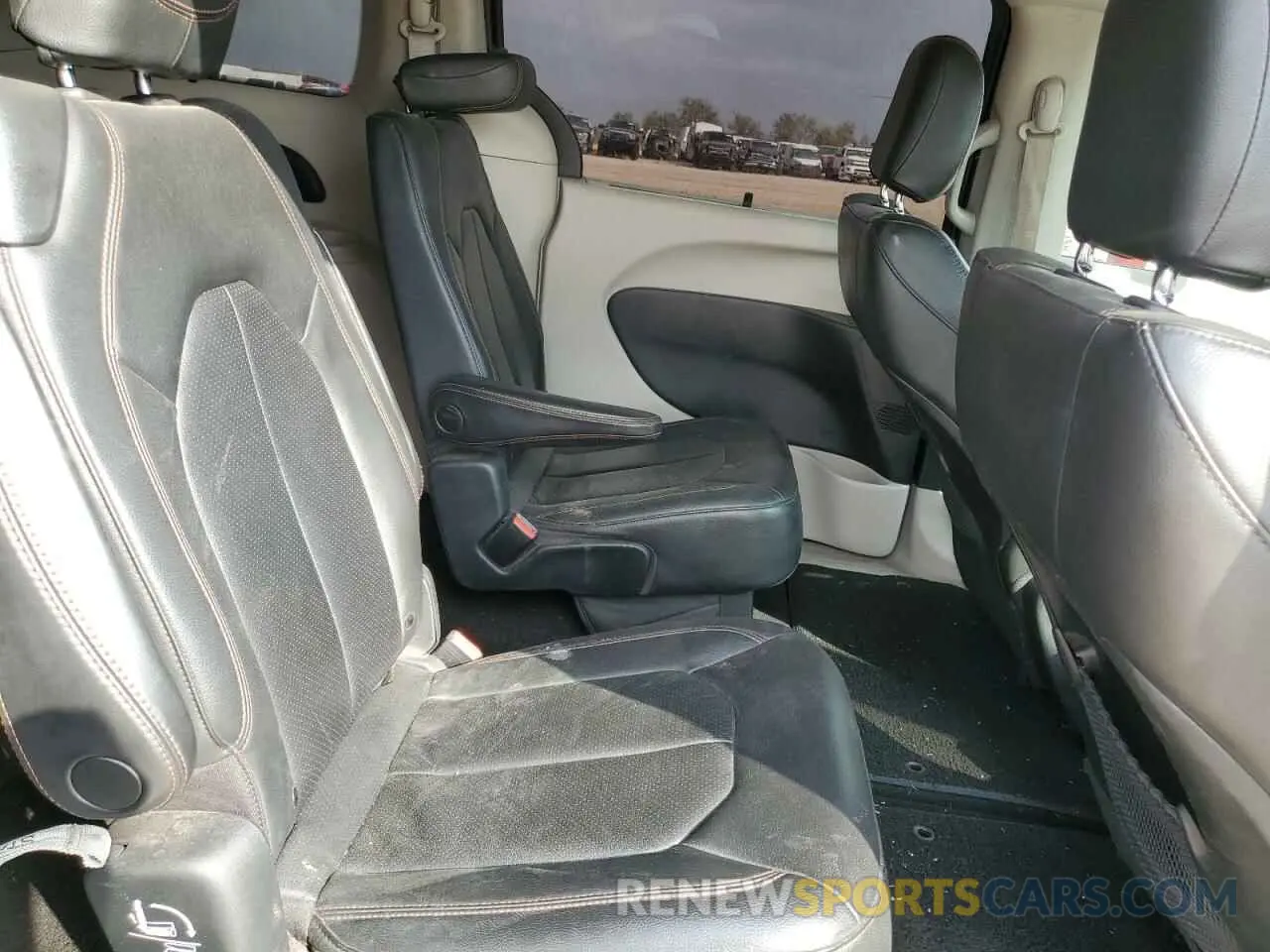 11 Photograph of a damaged car 2C4RC1BG9LR133672 CHRYSLER PACIFICA 2020