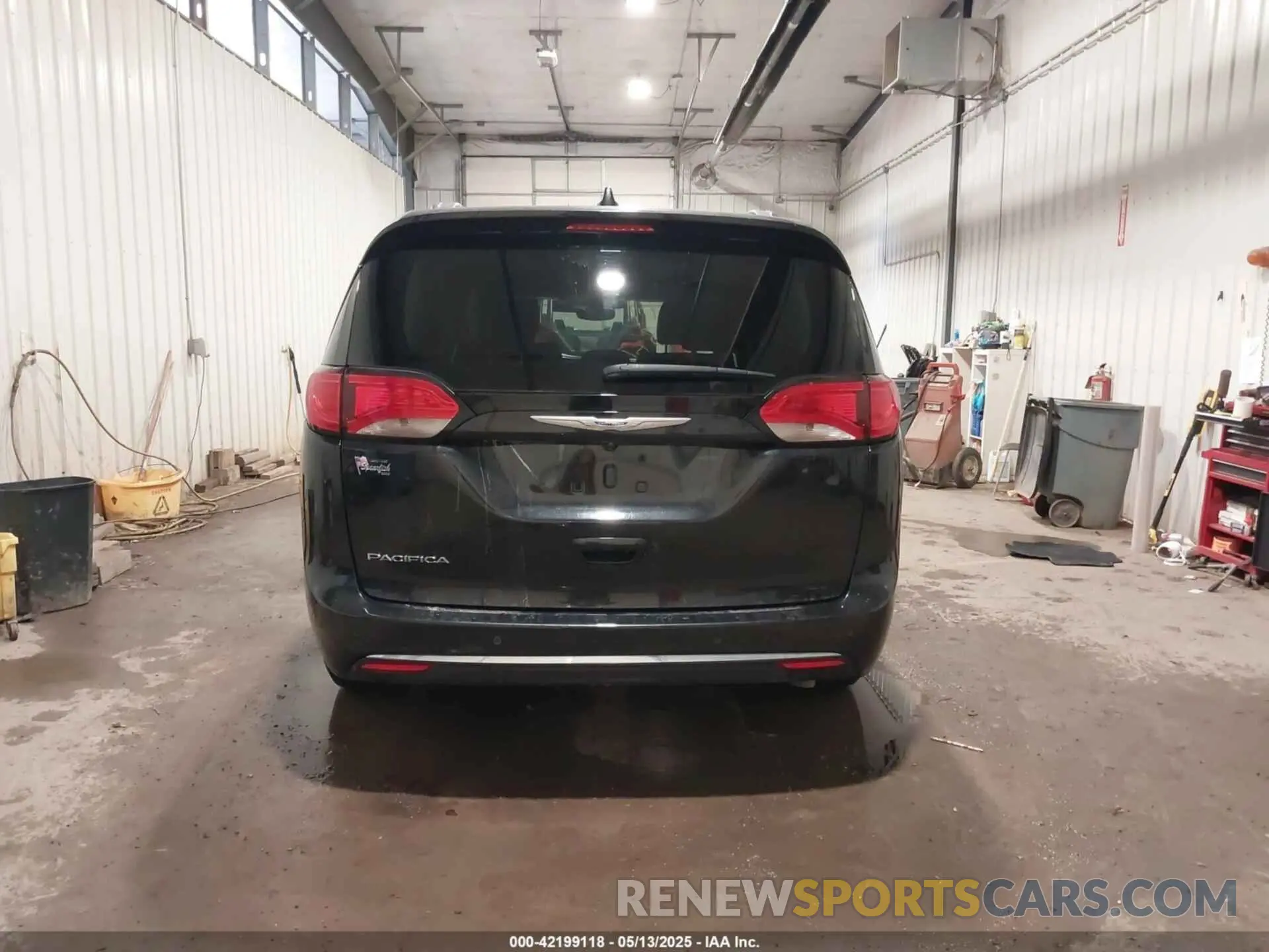 17 Photograph of a damaged car 2C4RC1BG9LR140072 CHRYSLER PACIFICA 2020