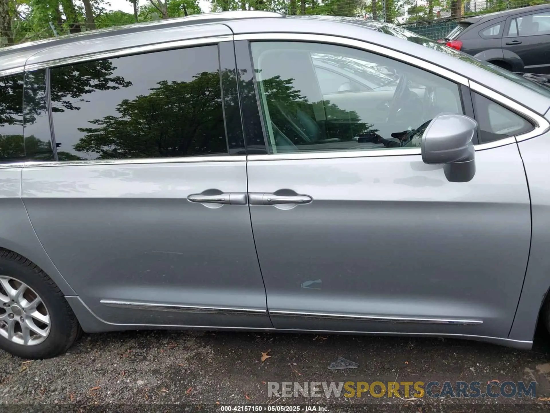 13 Photograph of a damaged car 2C4RC1BG9LR275908 CHRYSLER PACIFICA 2020