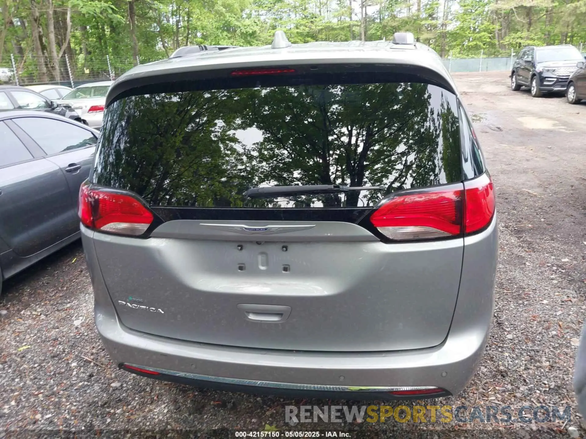16 Photograph of a damaged car 2C4RC1BG9LR275908 CHRYSLER PACIFICA 2020