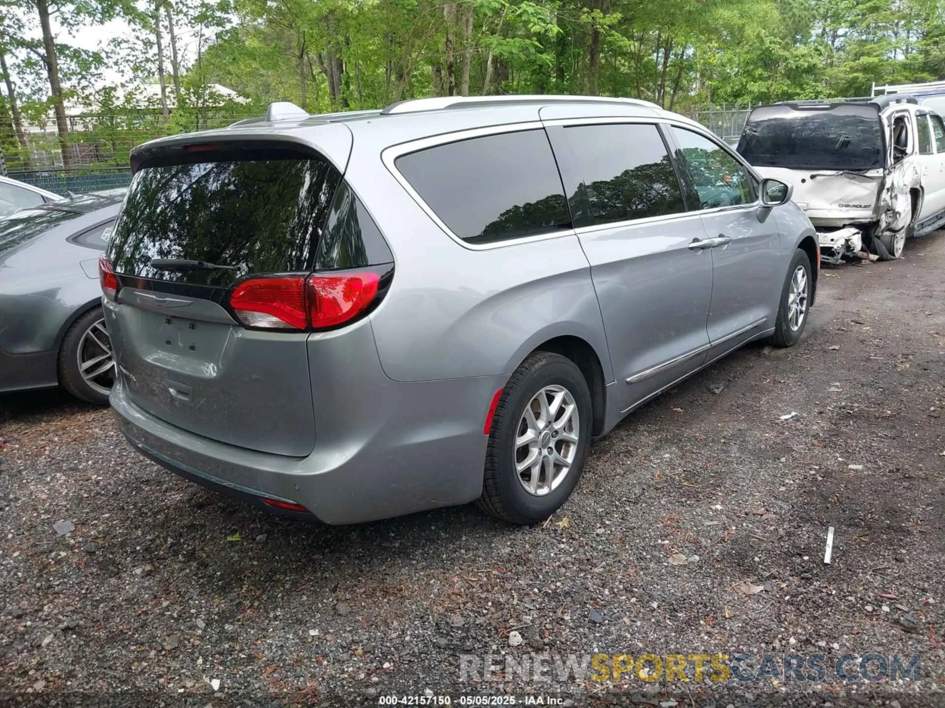 4 Photograph of a damaged car 2C4RC1BG9LR275908 CHRYSLER PACIFICA 2020