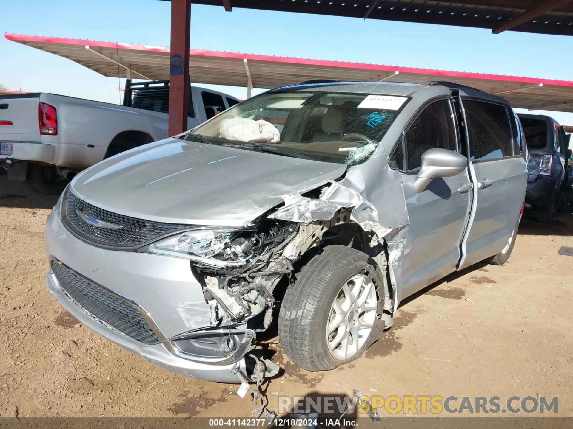 2 Photograph of a damaged car 2C4RC1BGXLR103757 CHRYSLER PACIFICA 2020