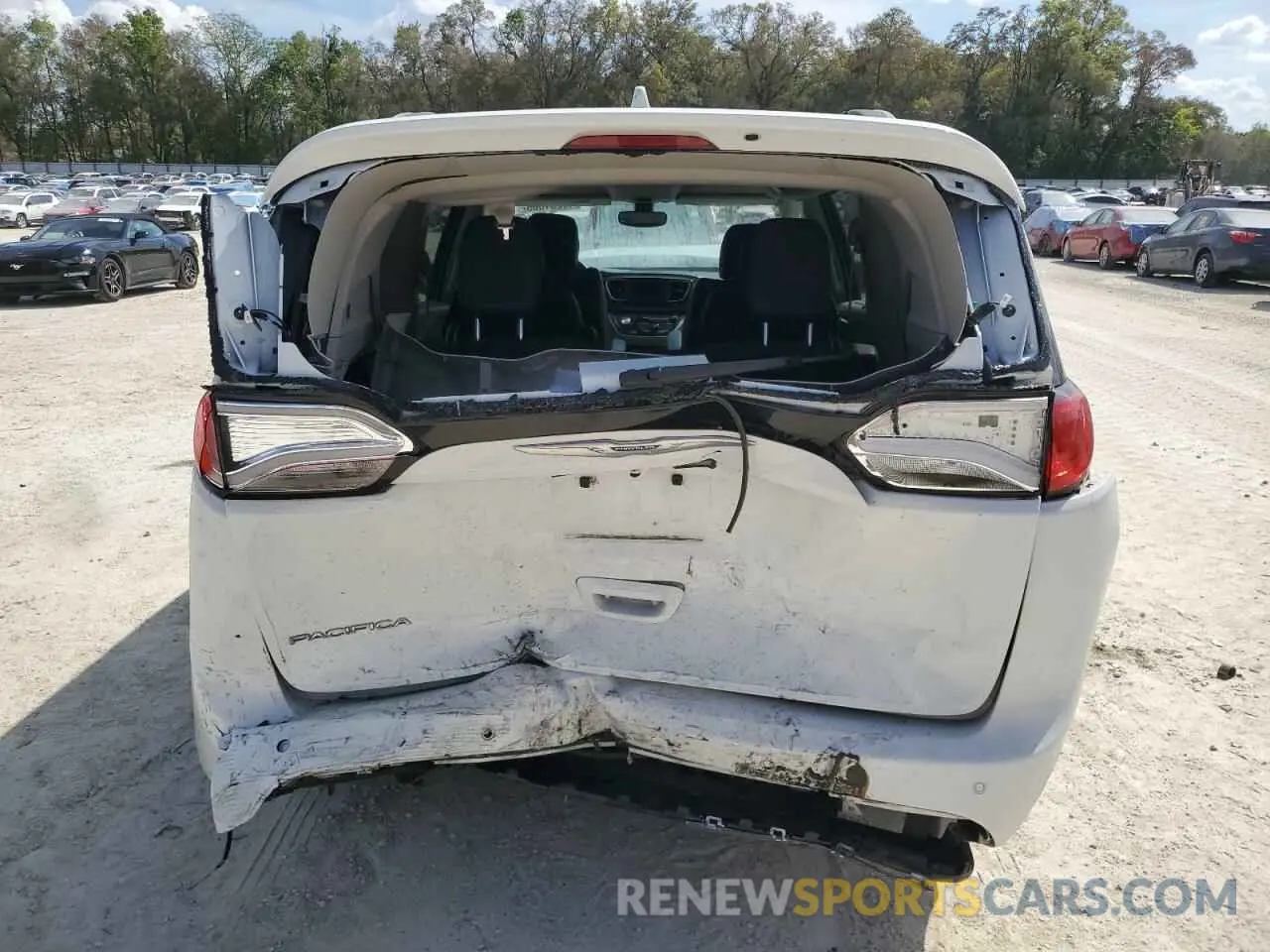 6 Photograph of a damaged car 2C4RC1BGXLR114550 CHRYSLER PACIFICA 2020