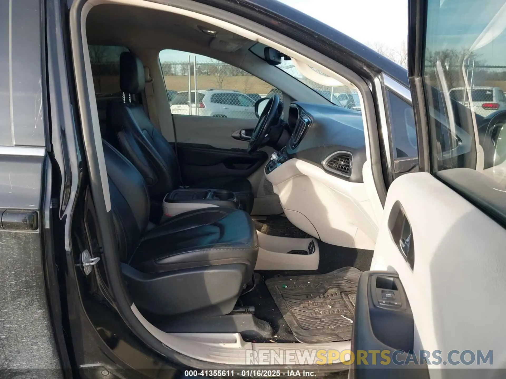 5 Photograph of a damaged car 2C4RC1BGXLR124947 CHRYSLER PACIFICA 2020
