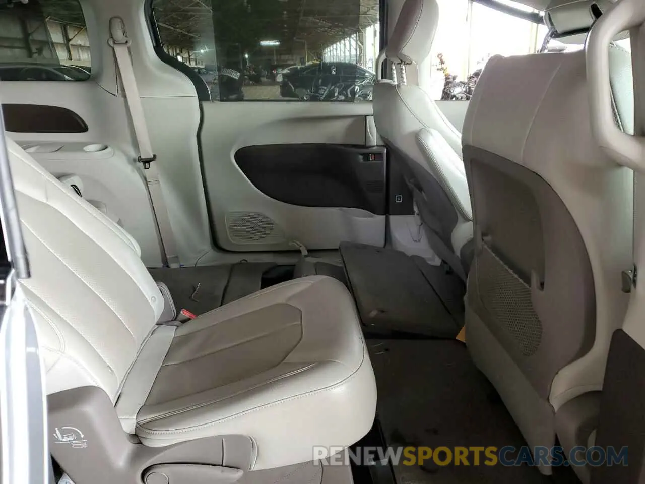 11 Photograph of a damaged car 2C4RC1BGXLR211182 CHRYSLER PACIFICA 2020