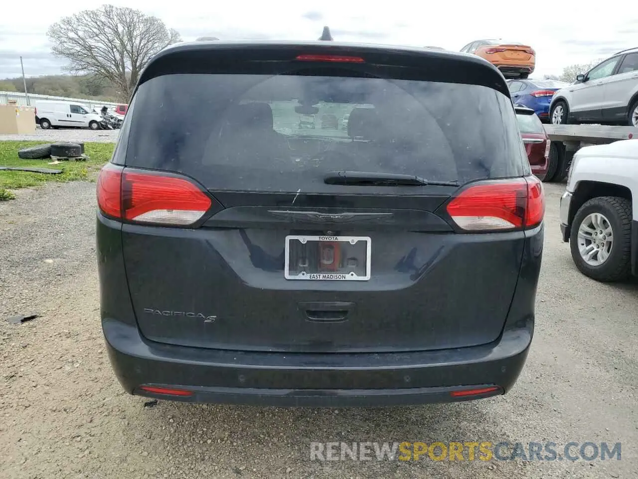 6 Photograph of a damaged car 2C4RC1EG0LR149108 CHRYSLER PACIFICA 2020