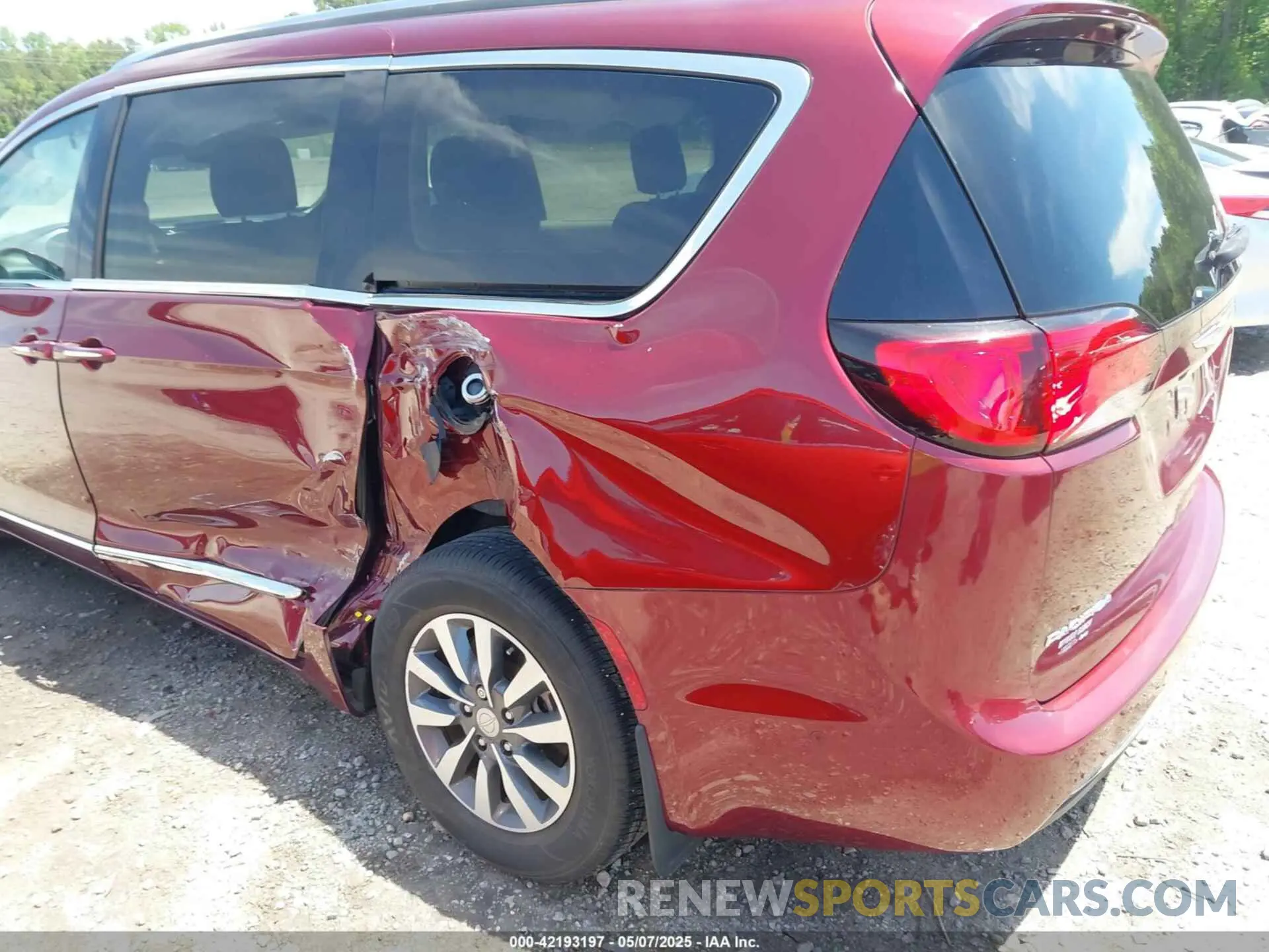 17 Photograph of a damaged car 2C4RC1EG2LR210961 CHRYSLER PACIFICA 2020