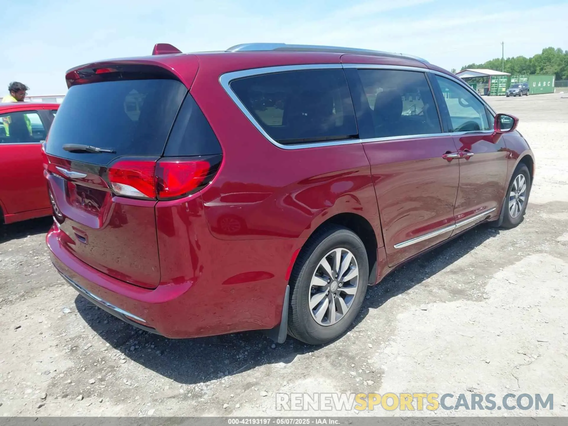 4 Photograph of a damaged car 2C4RC1EG2LR210961 CHRYSLER PACIFICA 2020