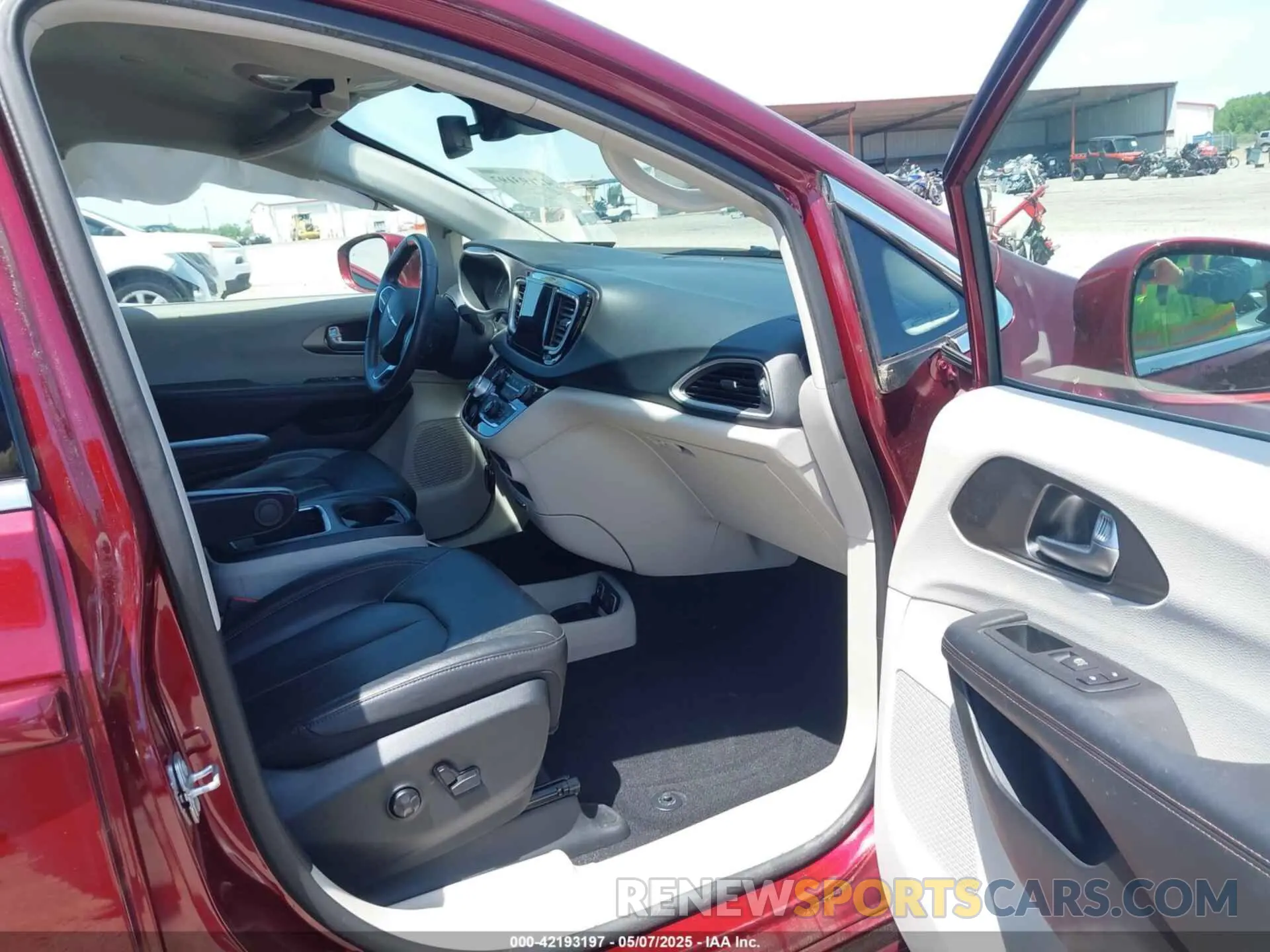 5 Photograph of a damaged car 2C4RC1EG2LR210961 CHRYSLER PACIFICA 2020