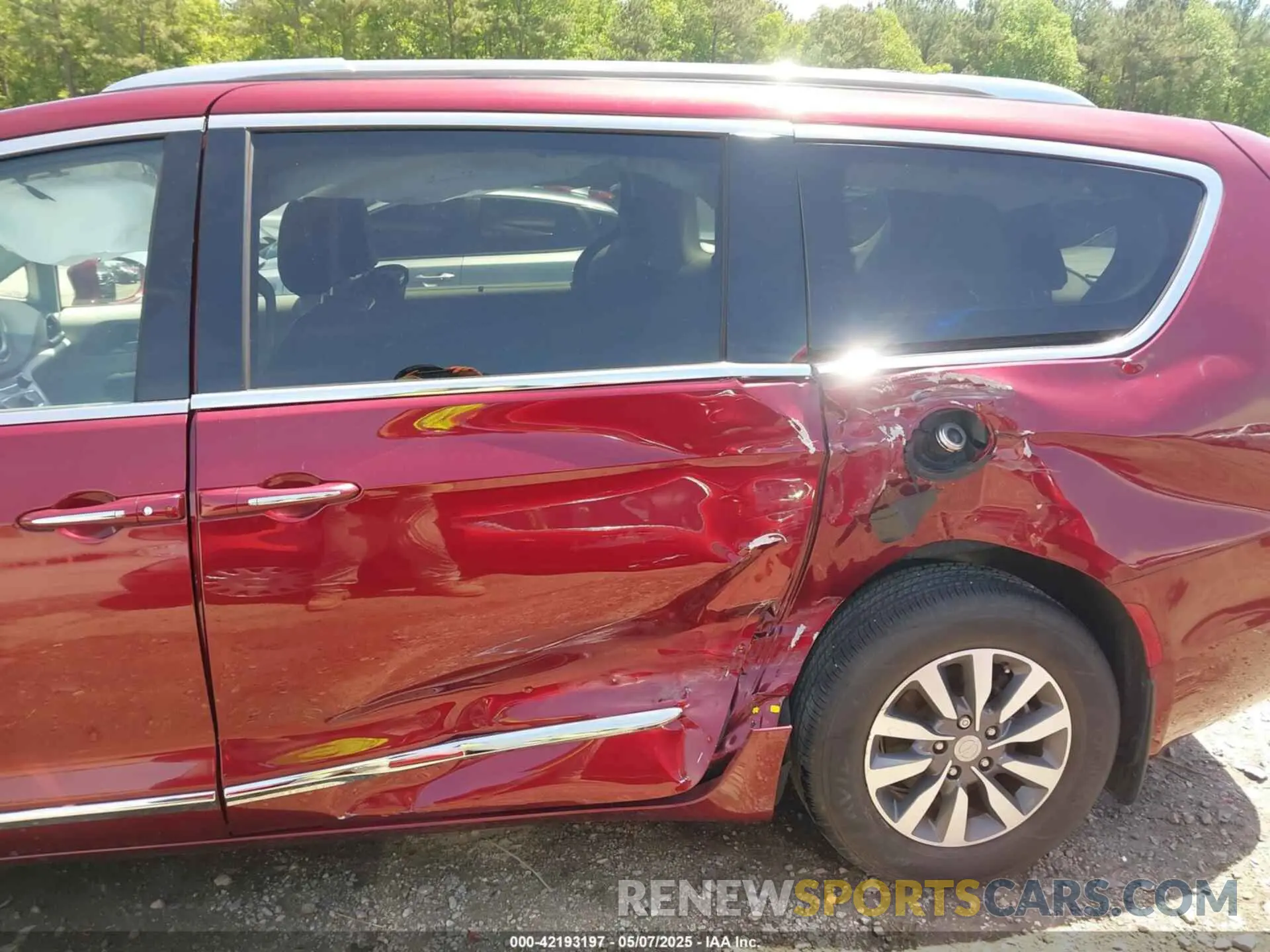 6 Photograph of a damaged car 2C4RC1EG2LR210961 CHRYSLER PACIFICA 2020