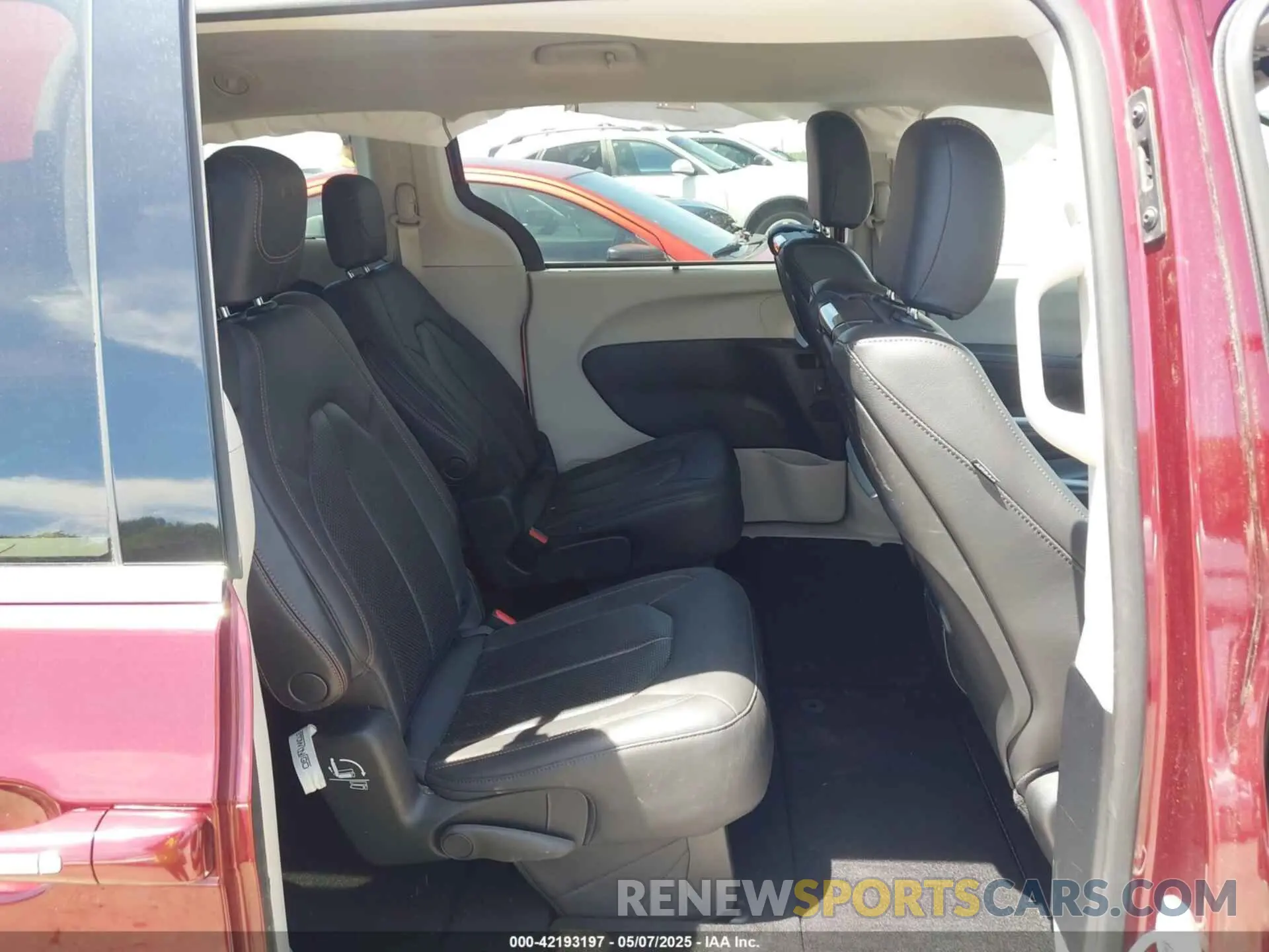 8 Photograph of a damaged car 2C4RC1EG2LR210961 CHRYSLER PACIFICA 2020