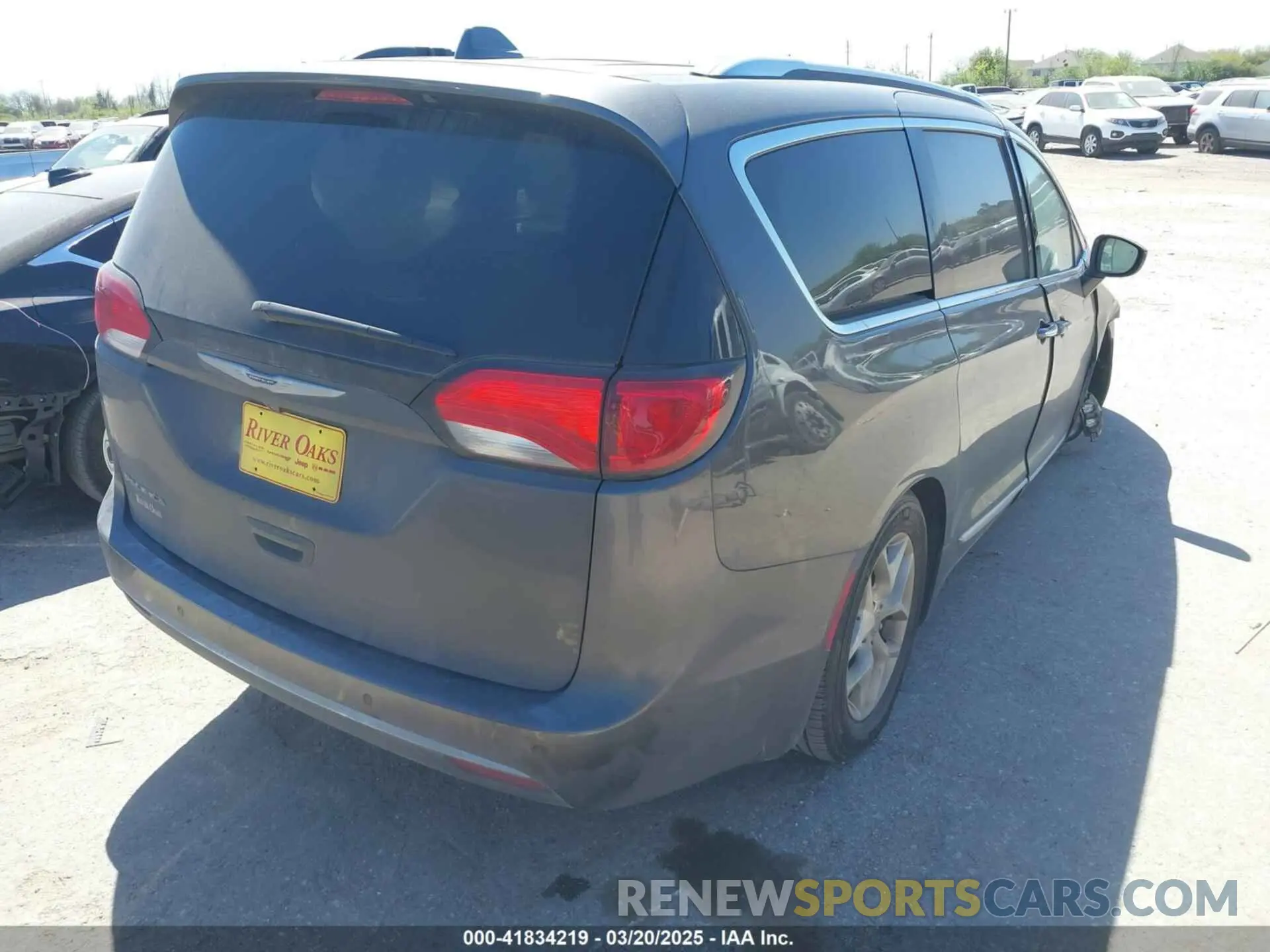 4 Photograph of a damaged car 2C4RC1EG3LR164881 CHRYSLER PACIFICA 2020