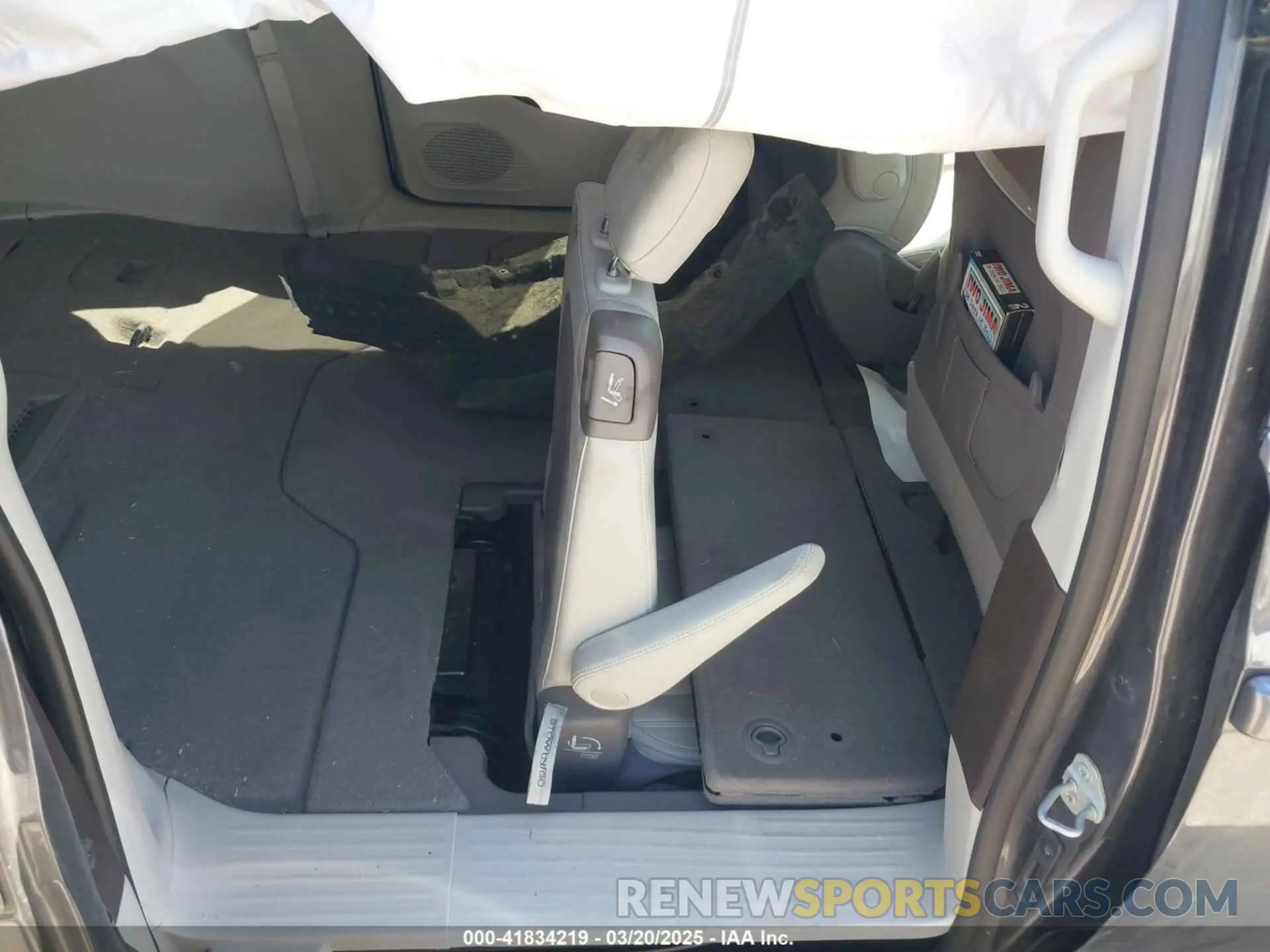 8 Photograph of a damaged car 2C4RC1EG3LR164881 CHRYSLER PACIFICA 2020