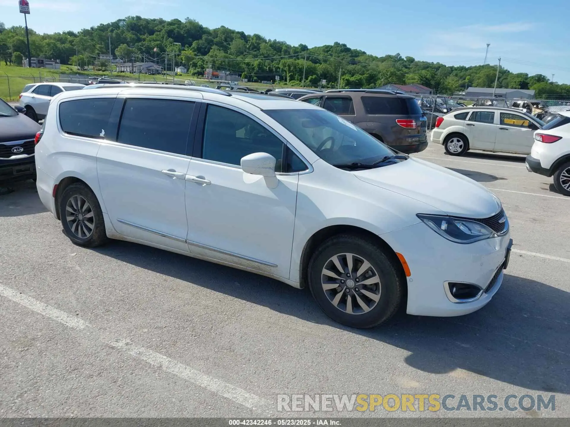 1 Photograph of a damaged car 2C4RC1EG5LR102298 CHRYSLER PACIFICA 2020