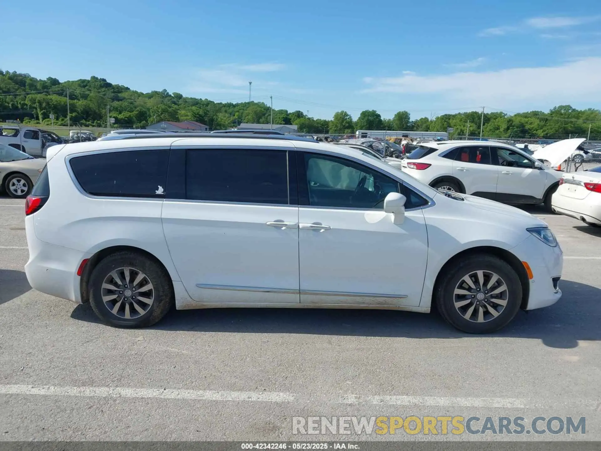 14 Photograph of a damaged car 2C4RC1EG5LR102298 CHRYSLER PACIFICA 2020