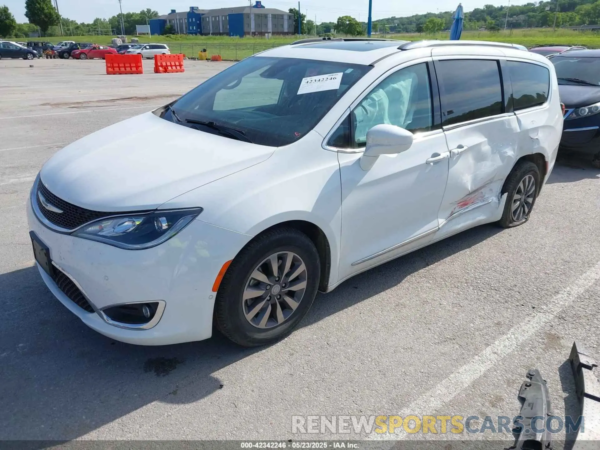 2 Photograph of a damaged car 2C4RC1EG5LR102298 CHRYSLER PACIFICA 2020