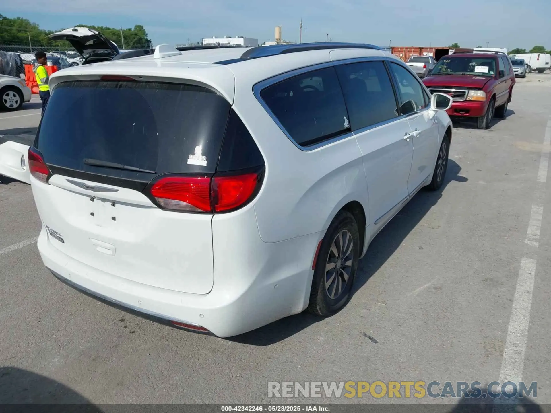 4 Photograph of a damaged car 2C4RC1EG5LR102298 CHRYSLER PACIFICA 2020