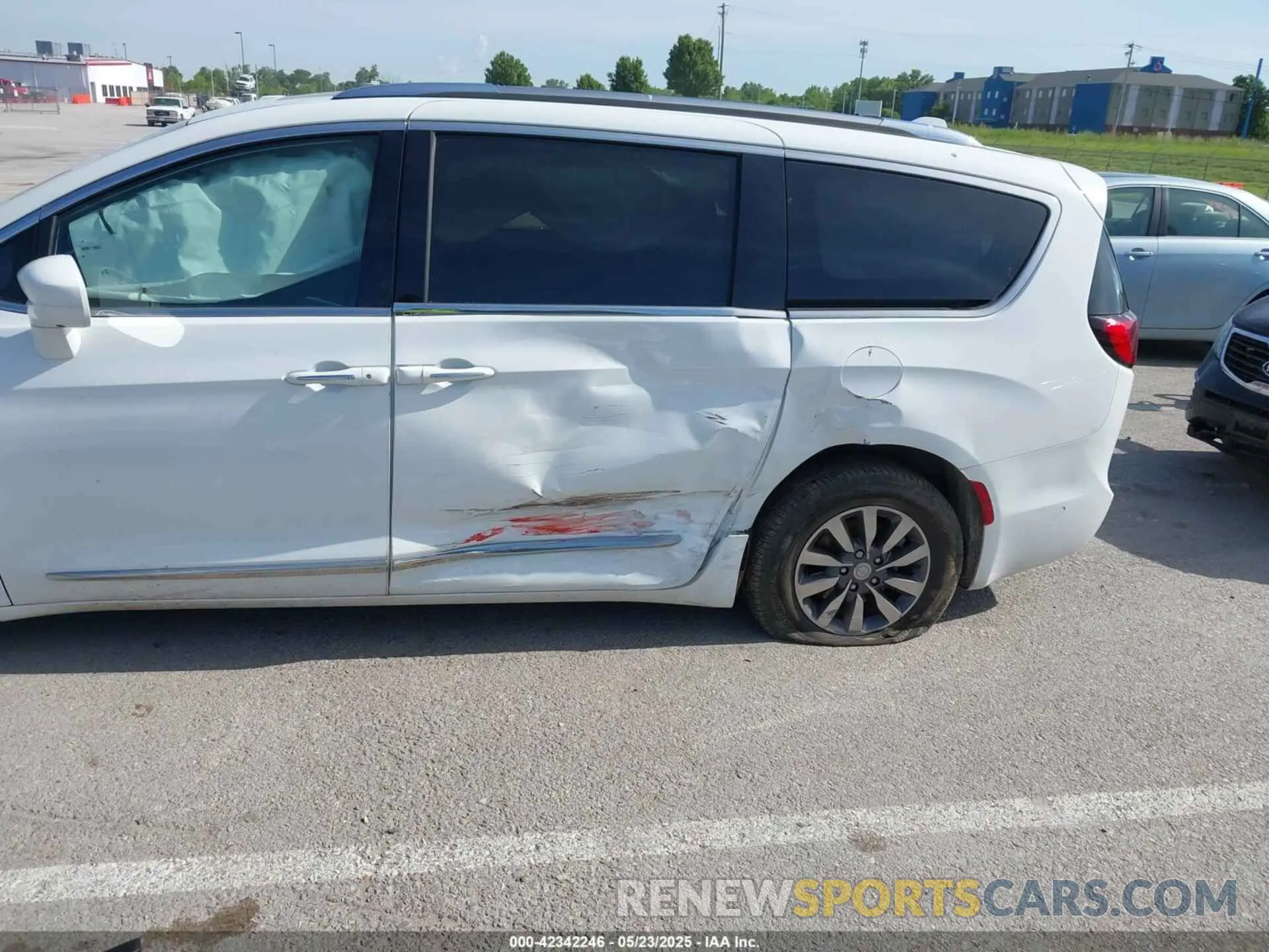 6 Photograph of a damaged car 2C4RC1EG5LR102298 CHRYSLER PACIFICA 2020