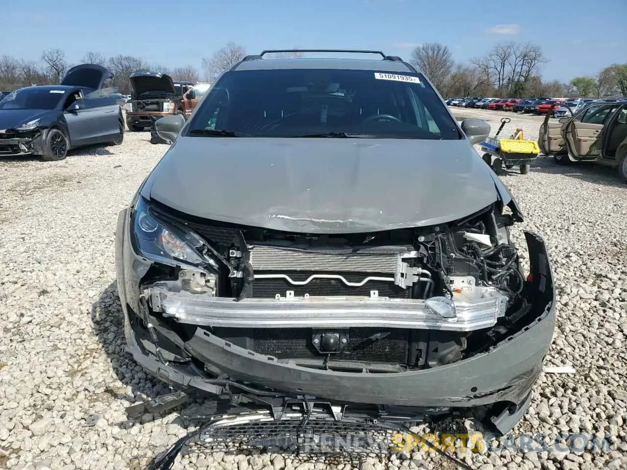 5 Photograph of a damaged car 2C4RC1EG5LR137360 CHRYSLER PACIFICA 2020
