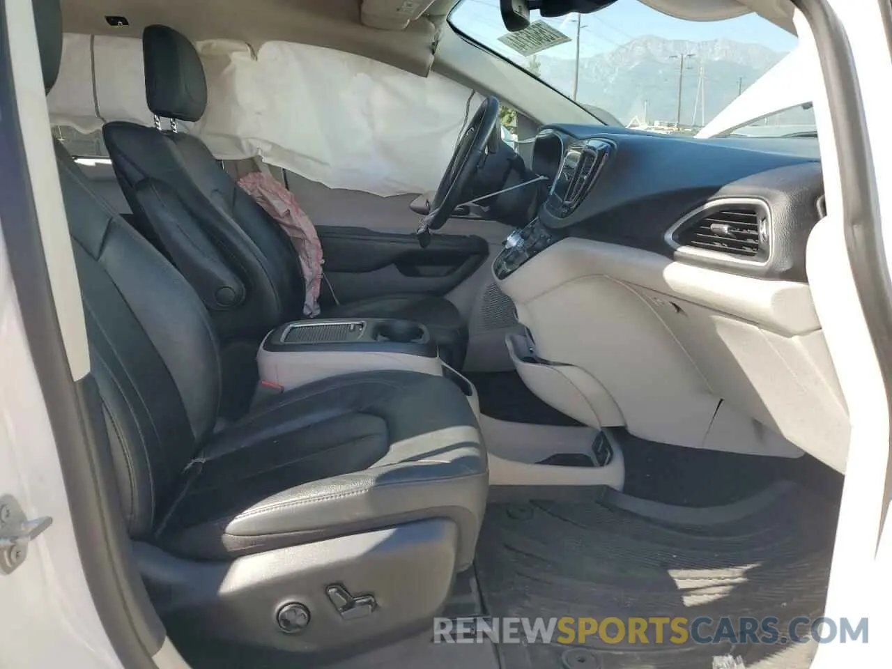 7 Photograph of a damaged car 2C4RC1EG7LR234320 CHRYSLER PACIFICA 2020