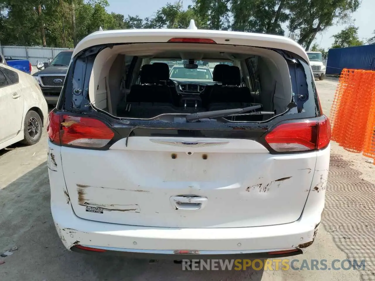 6 Photograph of a damaged car 2C4RC1FG0LR142318 CHRYSLER PACIFICA 2020