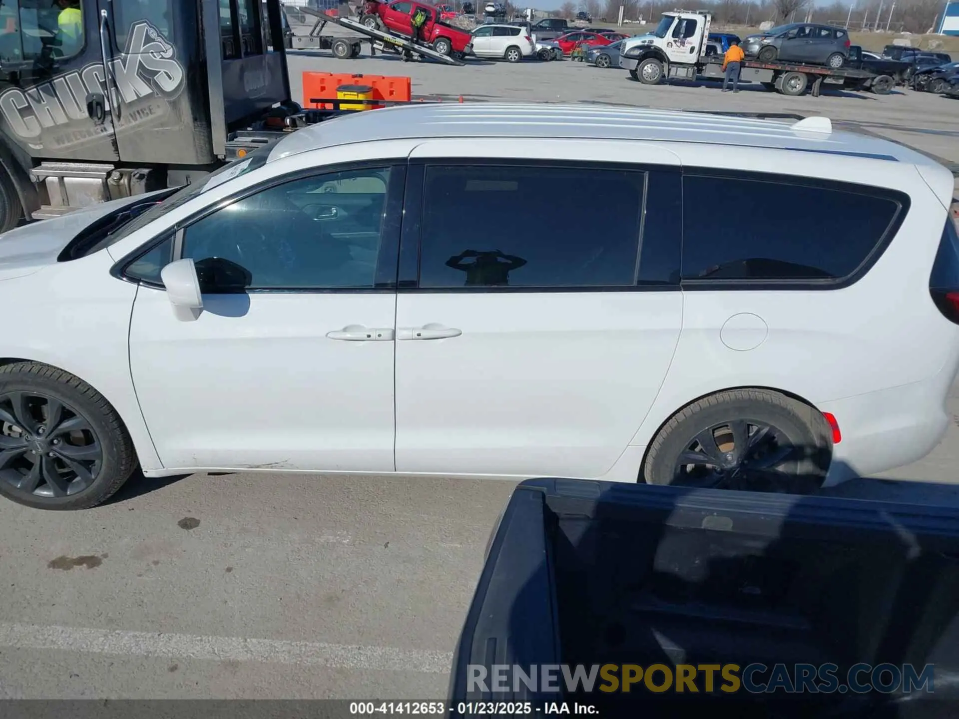 15 Photograph of a damaged car 2C4RC1FG0LR150239 CHRYSLER PACIFICA 2020