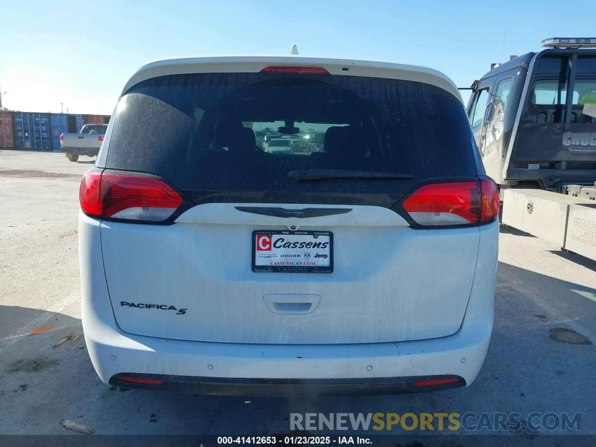 17 Photograph of a damaged car 2C4RC1FG0LR150239 CHRYSLER PACIFICA 2020