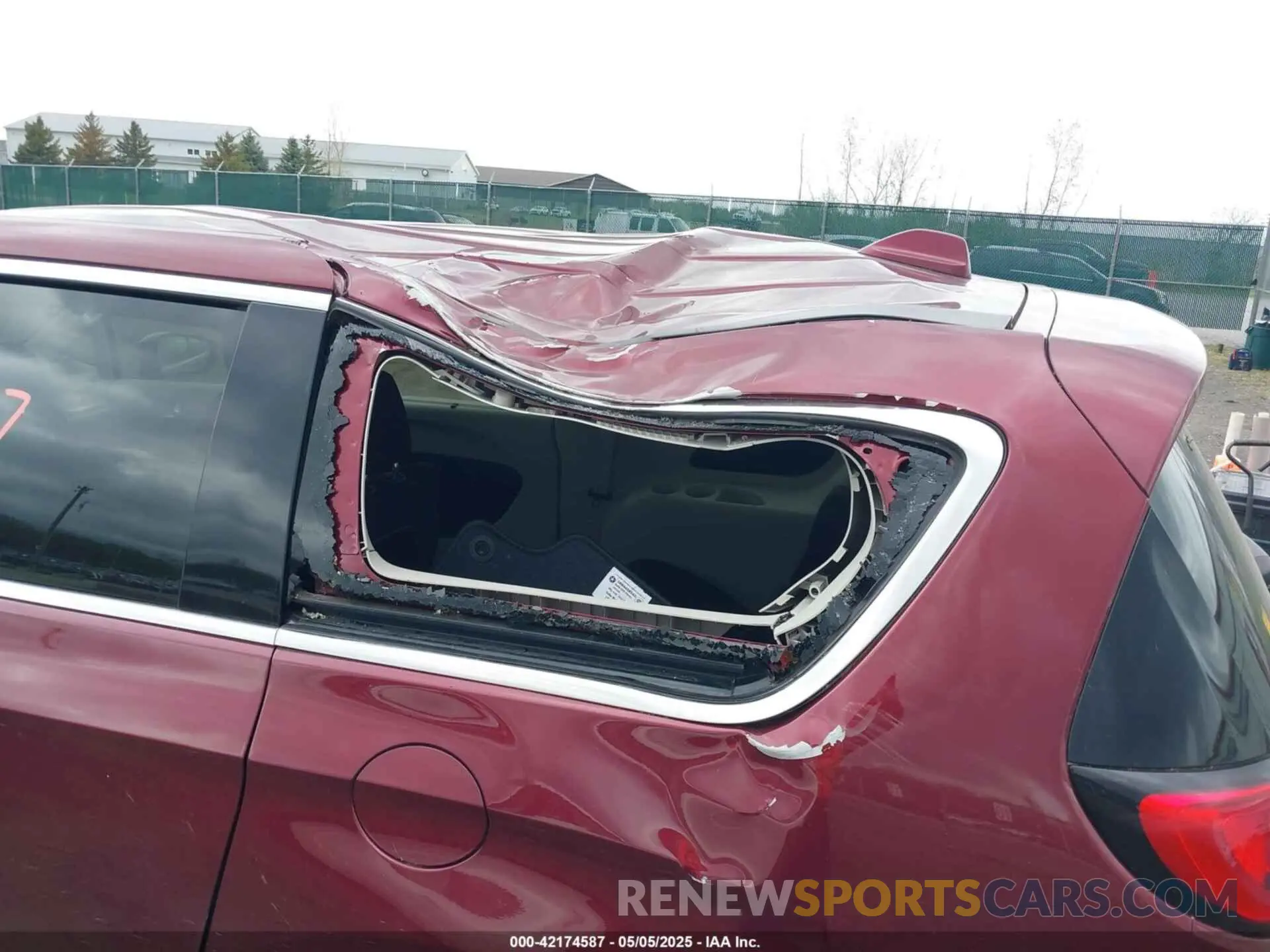 6 Photograph of a damaged car 2C4RC1FG0LR266864 CHRYSLER PACIFICA 2020