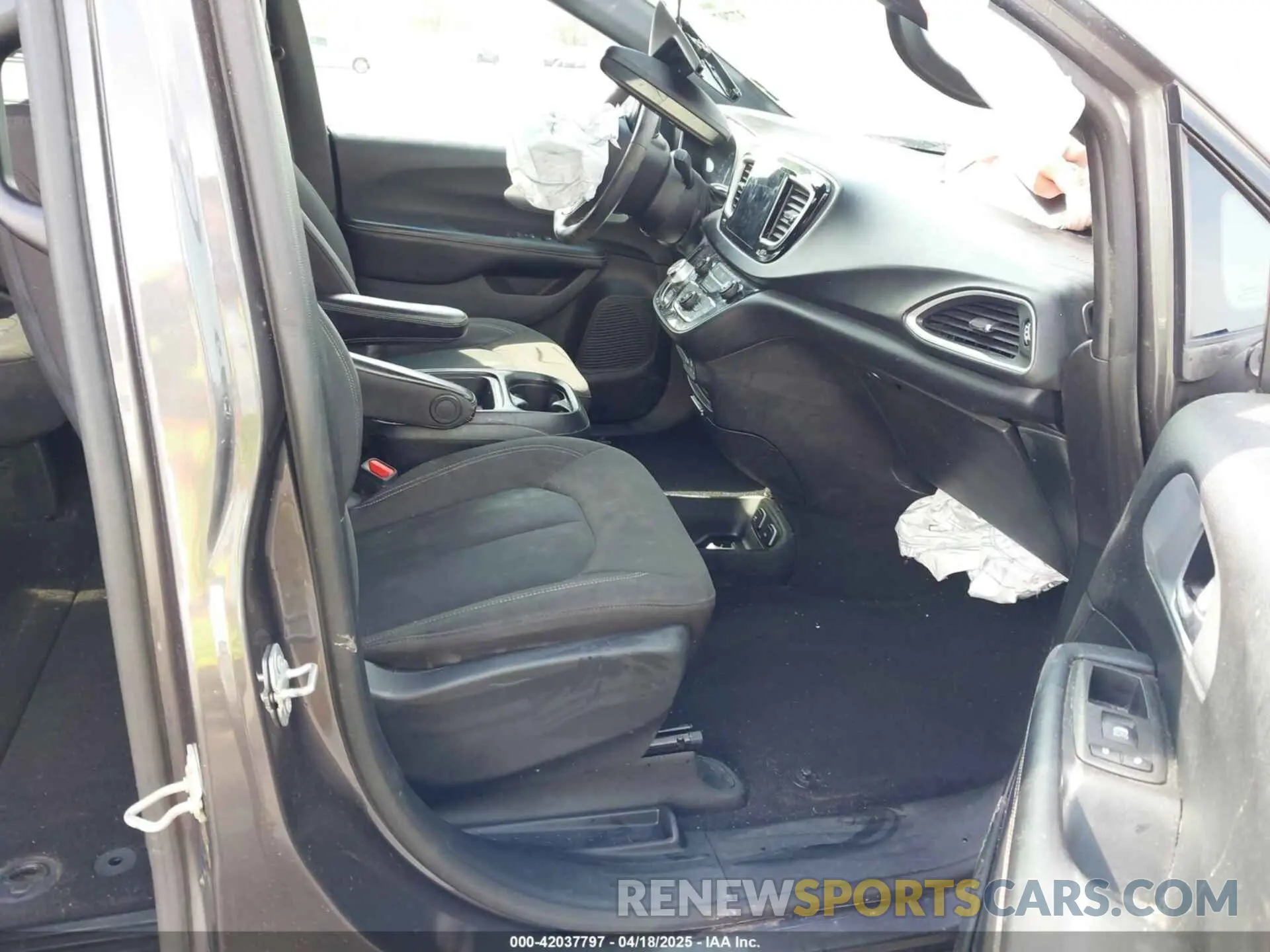 5 Photograph of a damaged car 2C4RC1FG3LR109958 CHRYSLER PACIFICA 2020