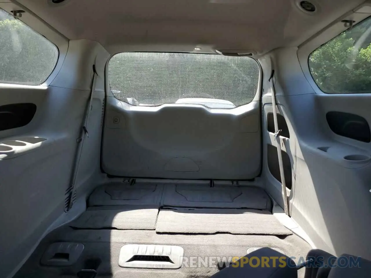 10 Photograph of a damaged car 2C4RC1FG3LR139607 CHRYSLER PACIFICA 2020