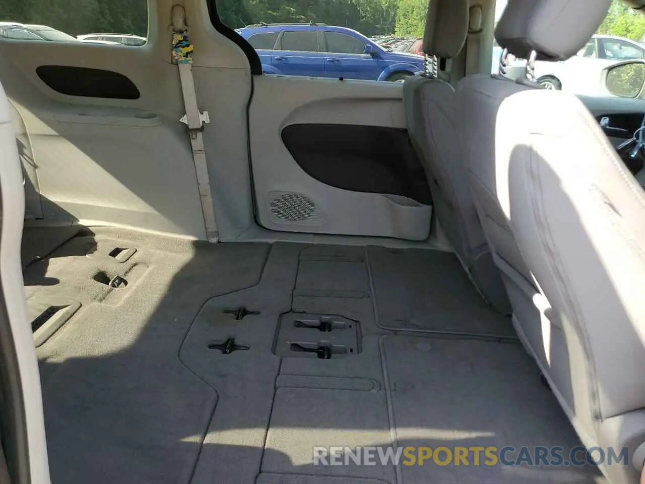 11 Photograph of a damaged car 2C4RC1FG3LR139607 CHRYSLER PACIFICA 2020
