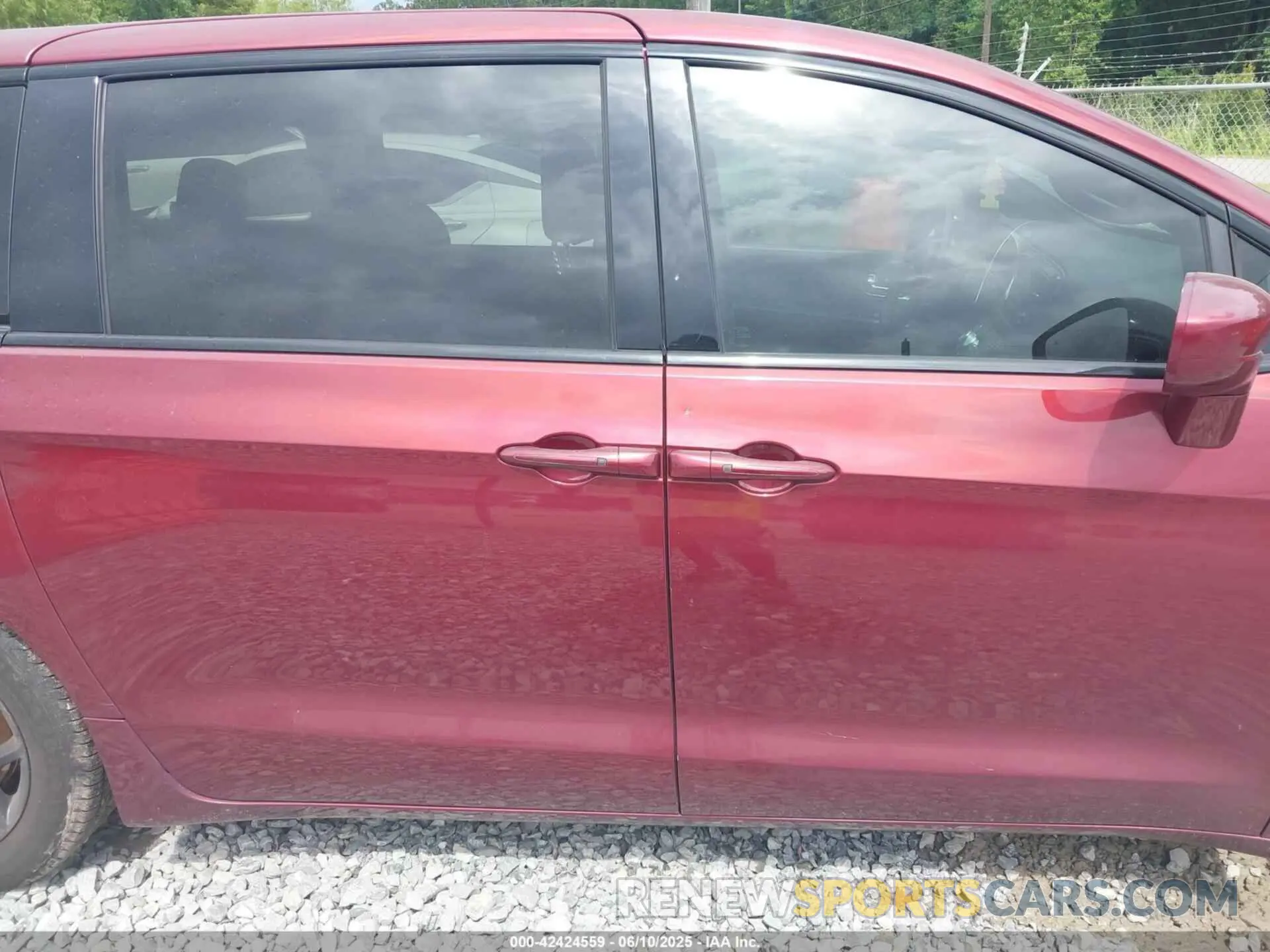 13 Photograph of a damaged car 2C4RC1FG3LR150865 CHRYSLER PACIFICA 2020
