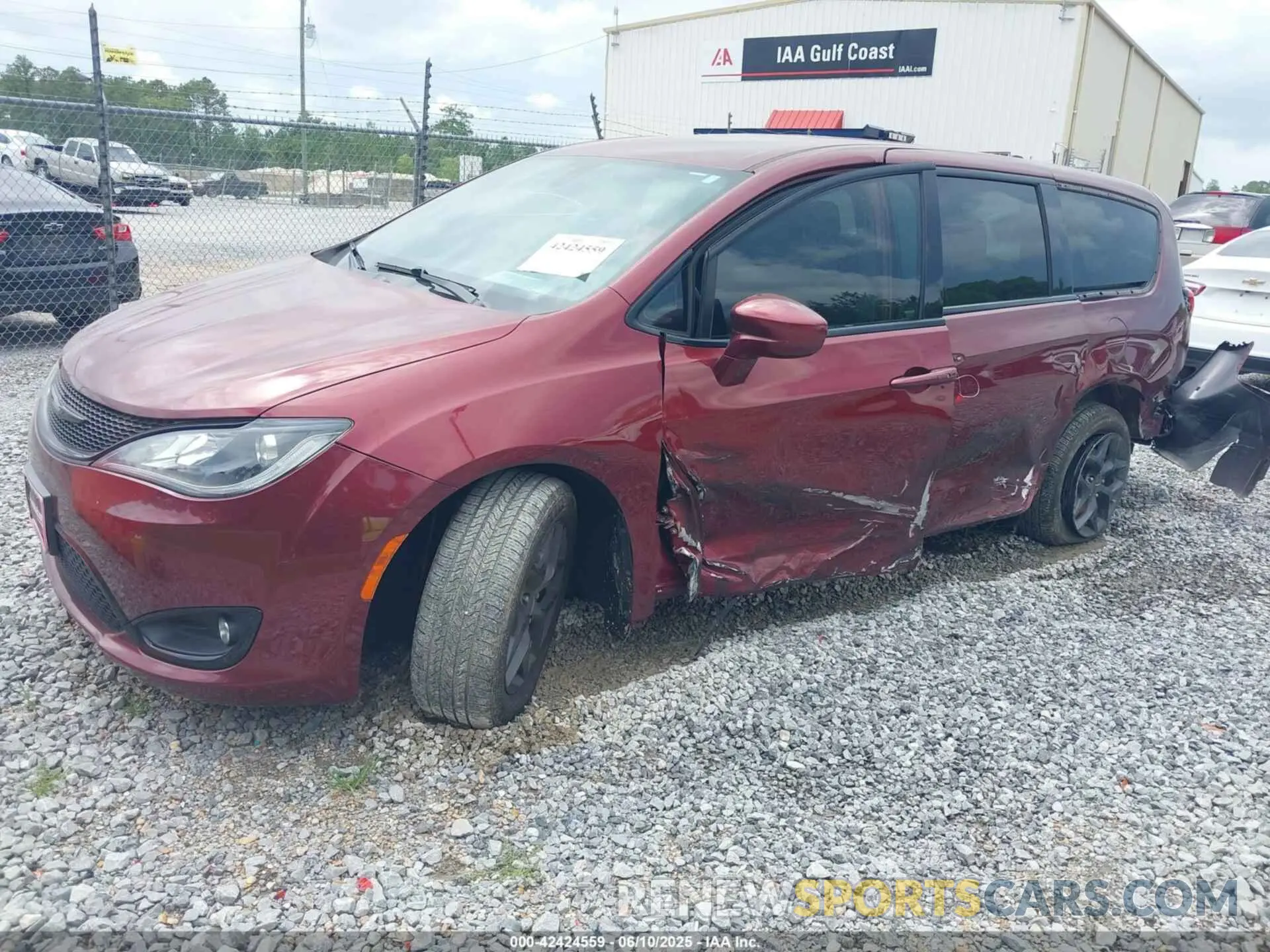 2 Photograph of a damaged car 2C4RC1FG3LR150865 CHRYSLER PACIFICA 2020