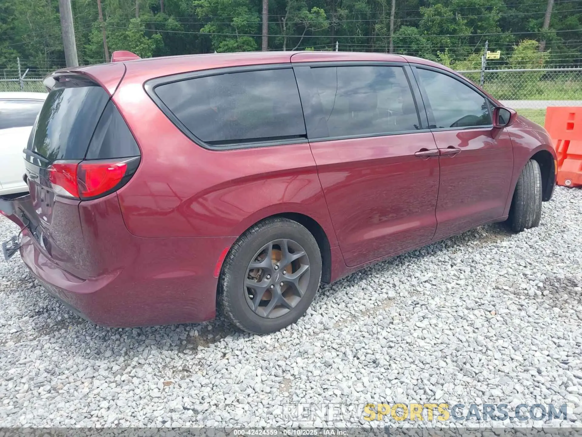 4 Photograph of a damaged car 2C4RC1FG3LR150865 CHRYSLER PACIFICA 2020