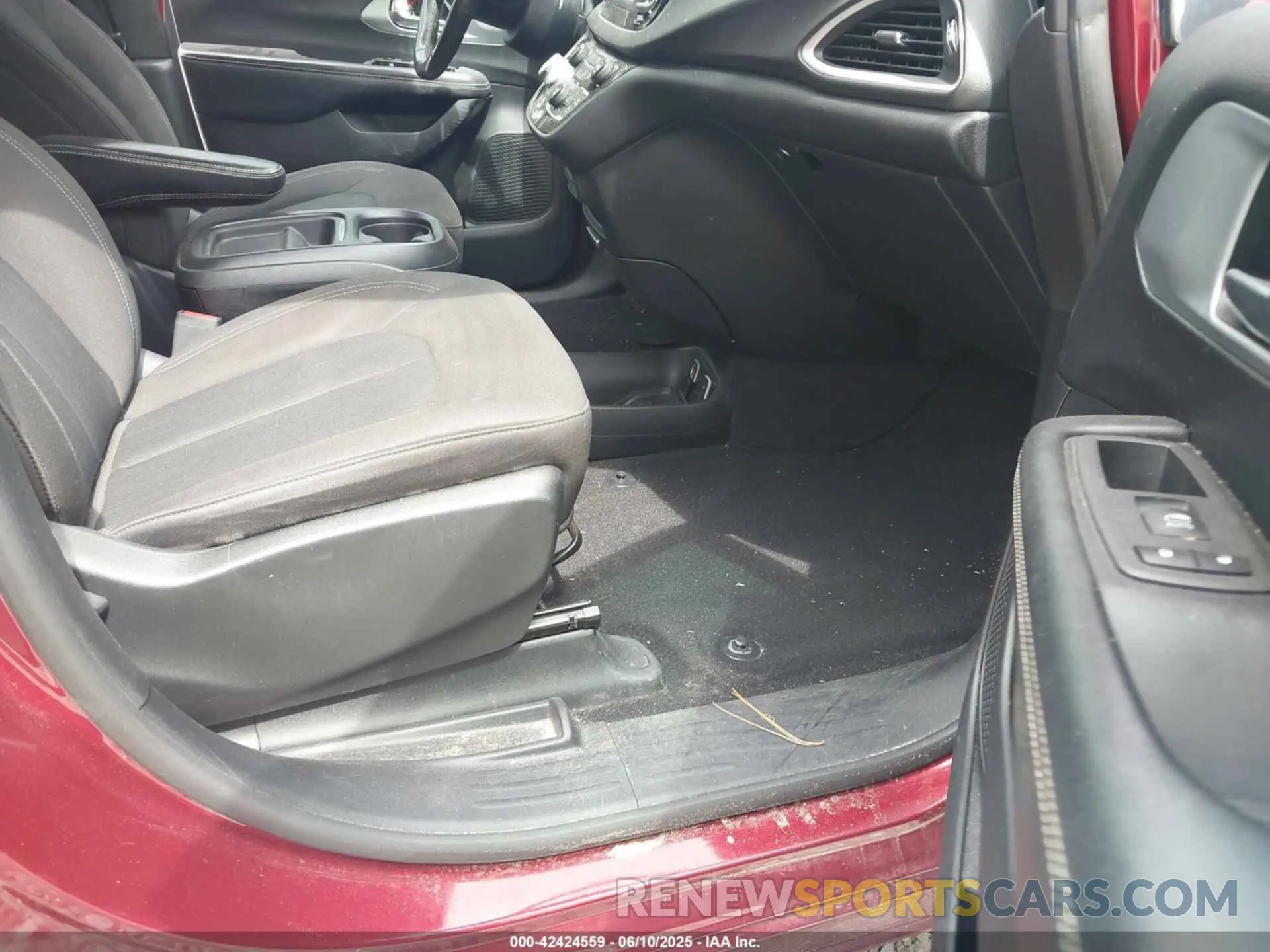 5 Photograph of a damaged car 2C4RC1FG3LR150865 CHRYSLER PACIFICA 2020