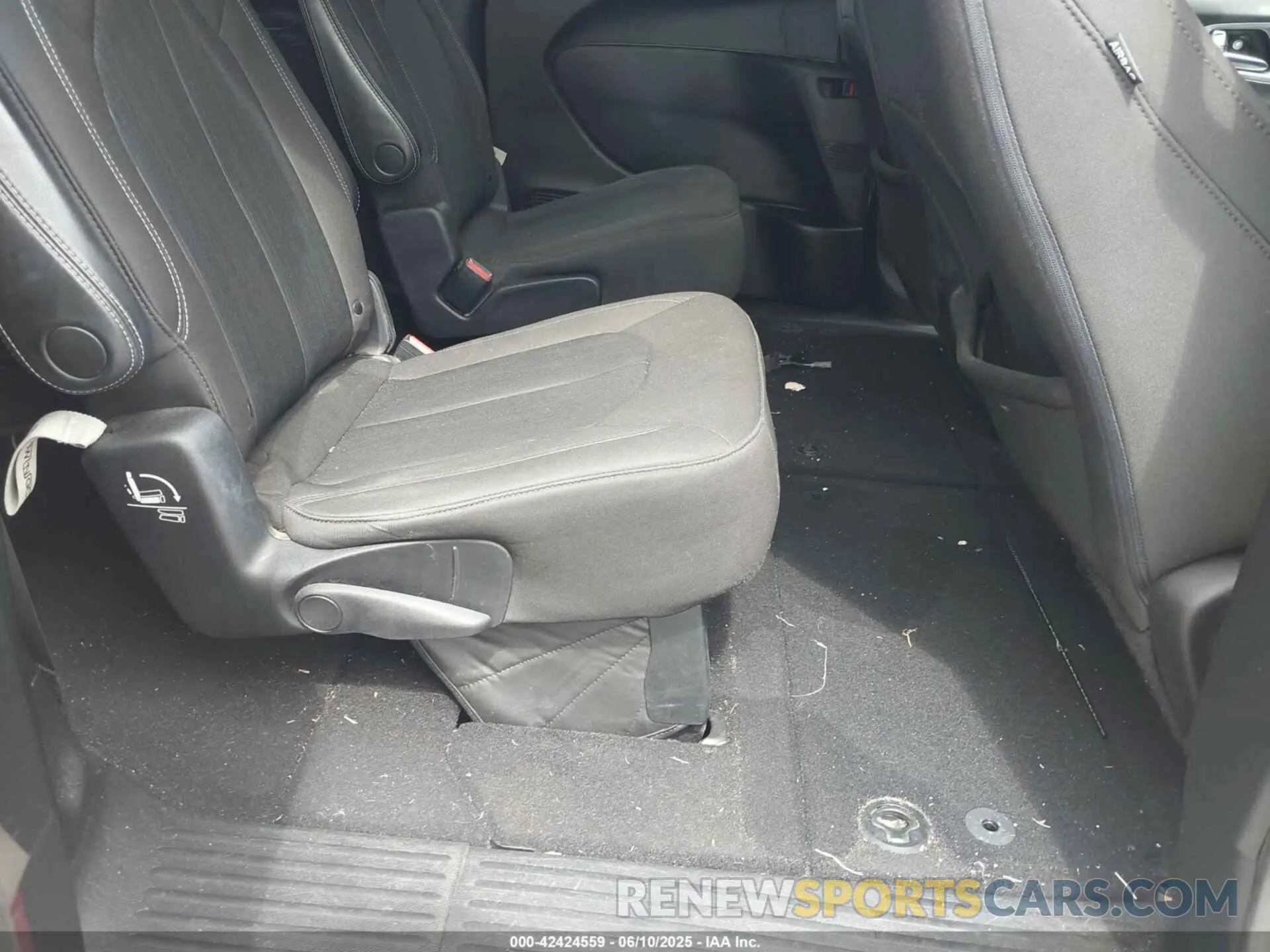 8 Photograph of a damaged car 2C4RC1FG3LR150865 CHRYSLER PACIFICA 2020