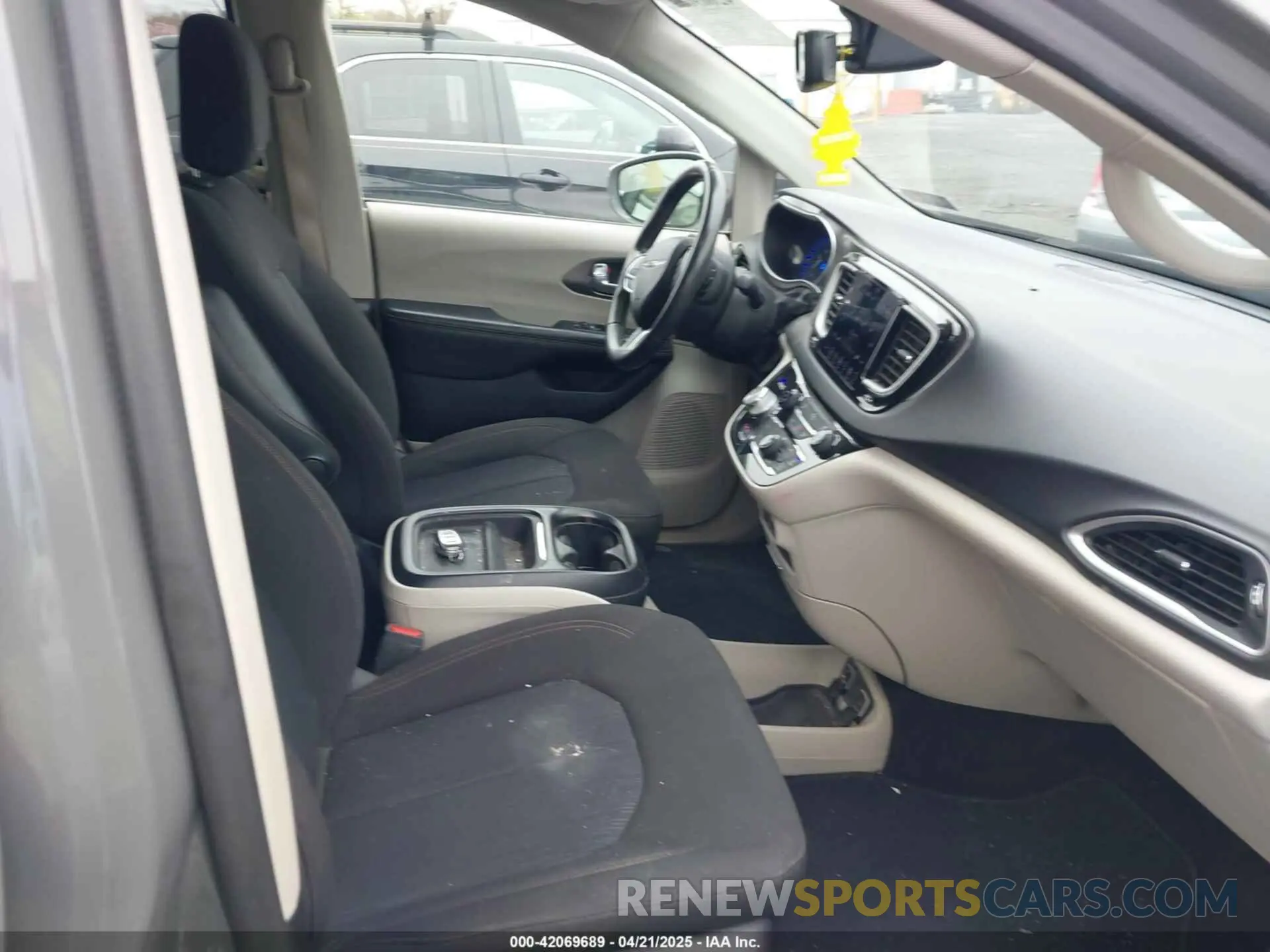 5 Photograph of a damaged car 2C4RC1FG3LR245765 CHRYSLER PACIFICA 2020