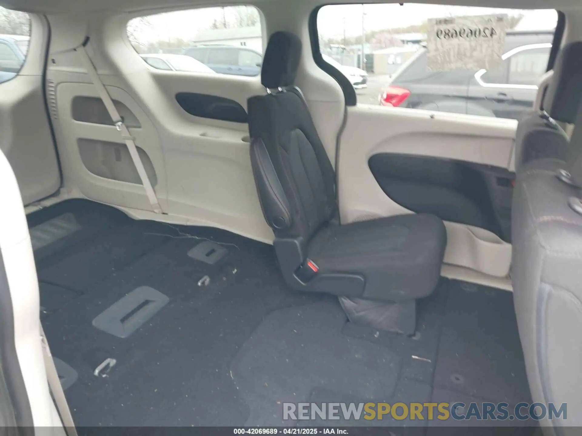 8 Photograph of a damaged car 2C4RC1FG3LR245765 CHRYSLER PACIFICA 2020