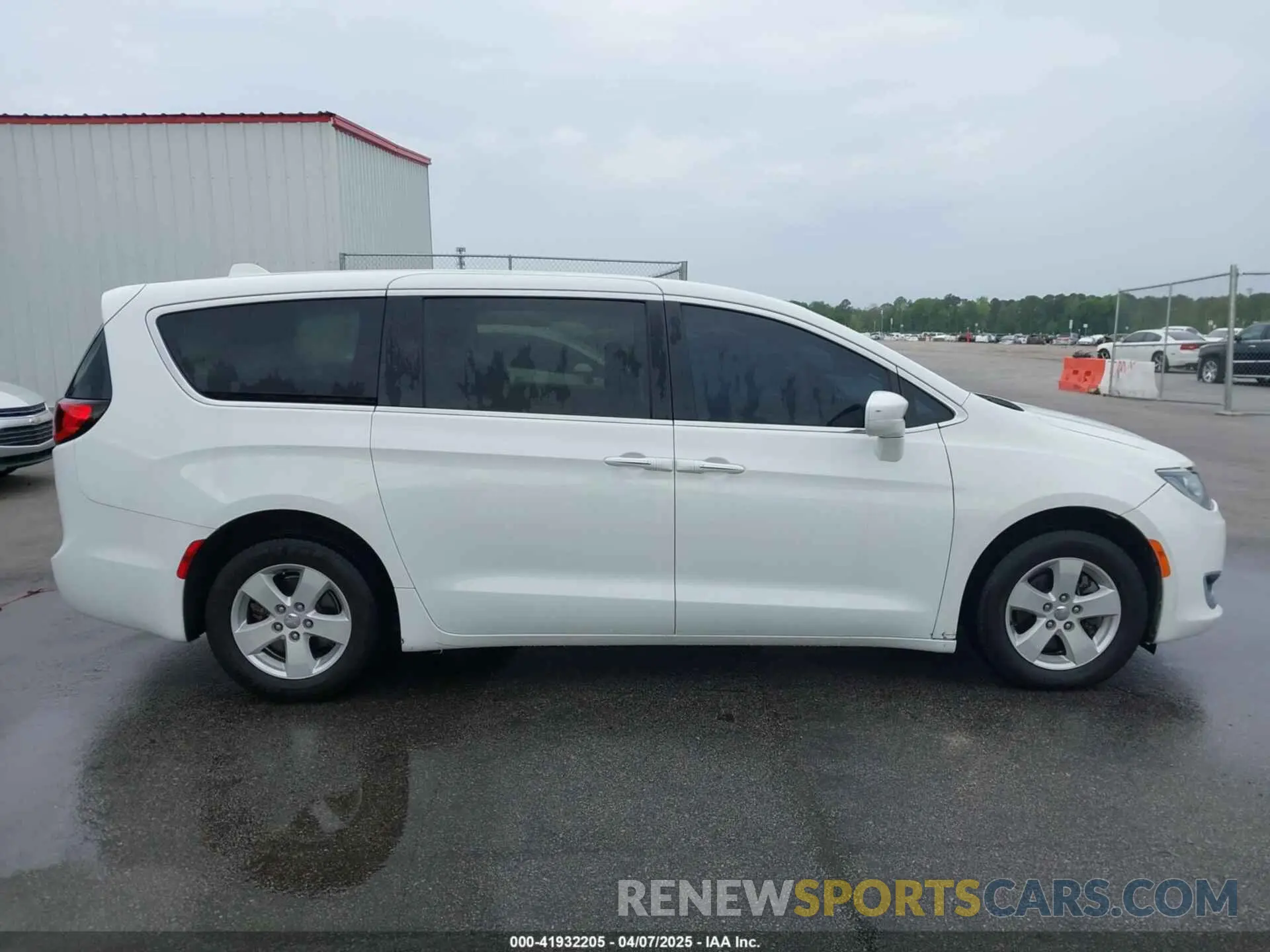 13 Photograph of a damaged car 2C4RC1FG4LR135808 CHRYSLER PACIFICA 2020