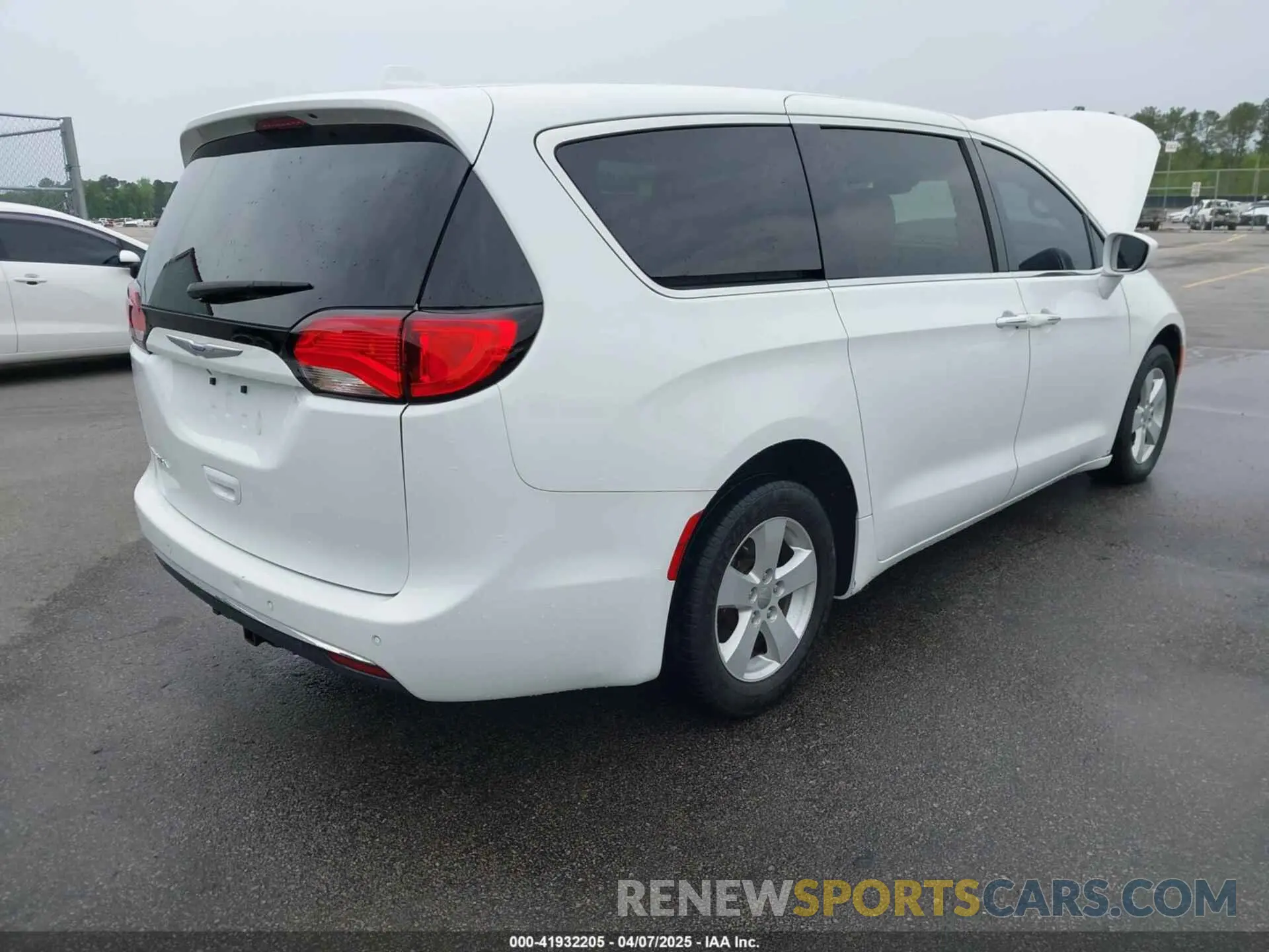 4 Photograph of a damaged car 2C4RC1FG4LR135808 CHRYSLER PACIFICA 2020