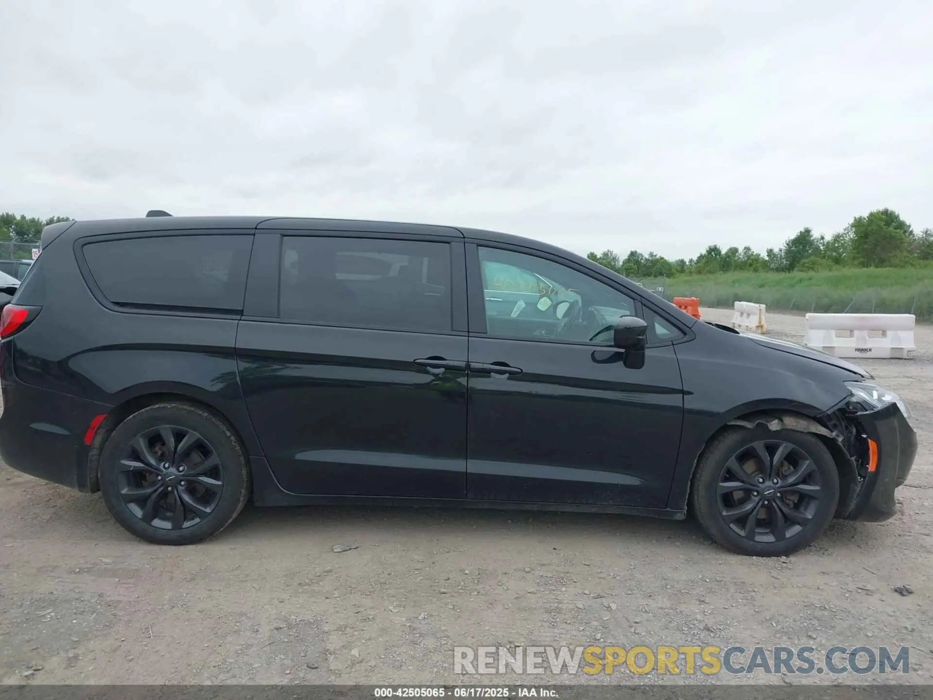 14 Photograph of a damaged car 2C4RC1FG5LR150544 CHRYSLER PACIFICA 2020