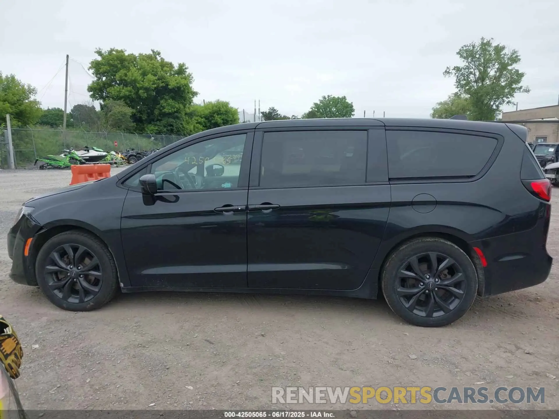15 Photograph of a damaged car 2C4RC1FG5LR150544 CHRYSLER PACIFICA 2020