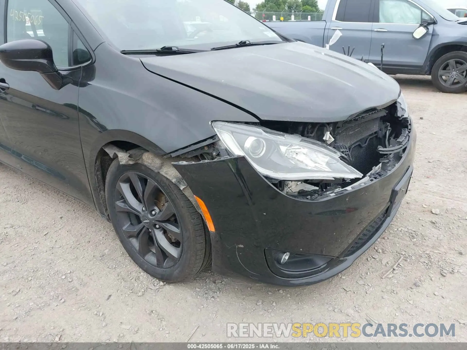 19 Photograph of a damaged car 2C4RC1FG5LR150544 CHRYSLER PACIFICA 2020
