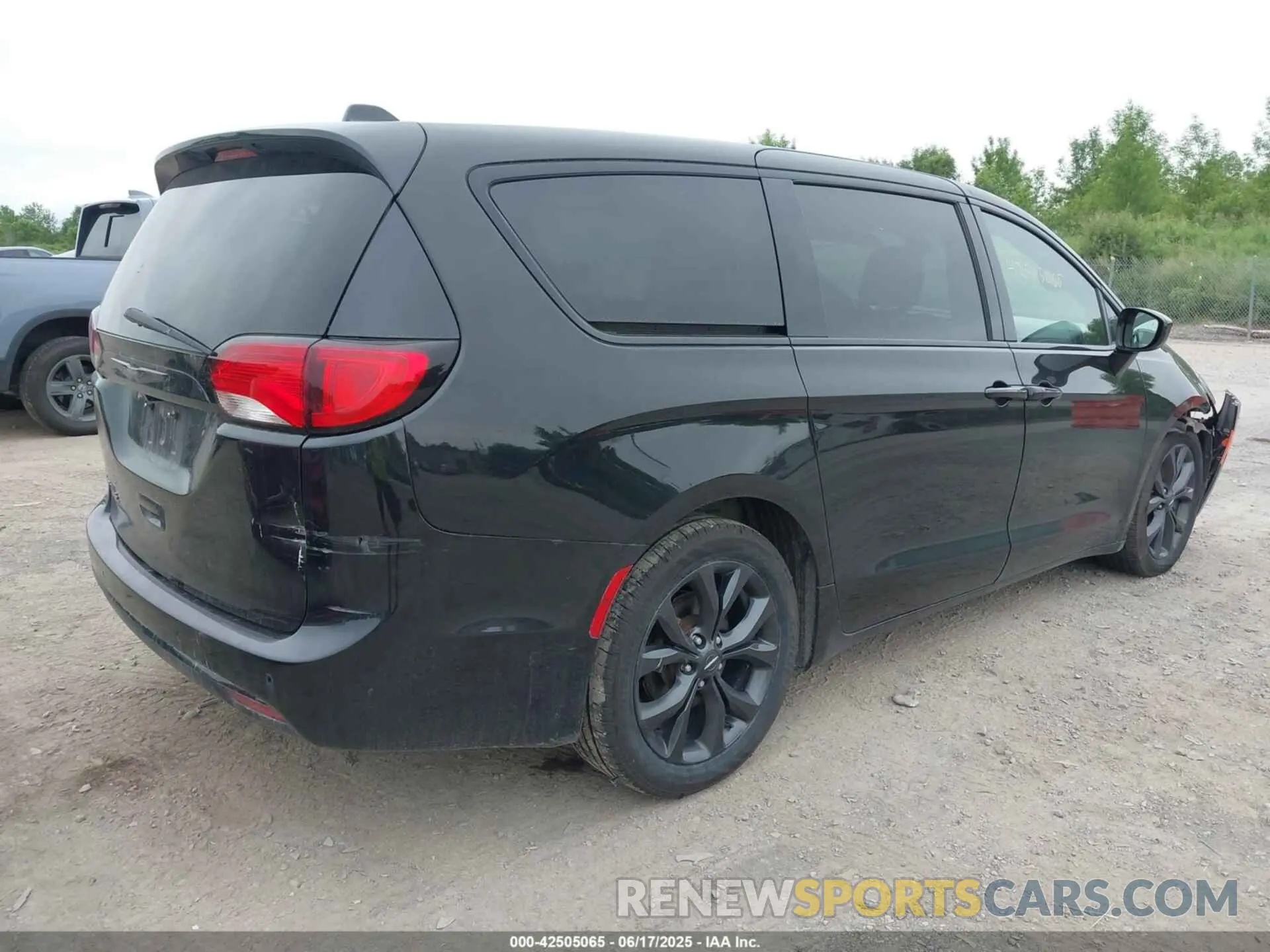 4 Photograph of a damaged car 2C4RC1FG5LR150544 CHRYSLER PACIFICA 2020