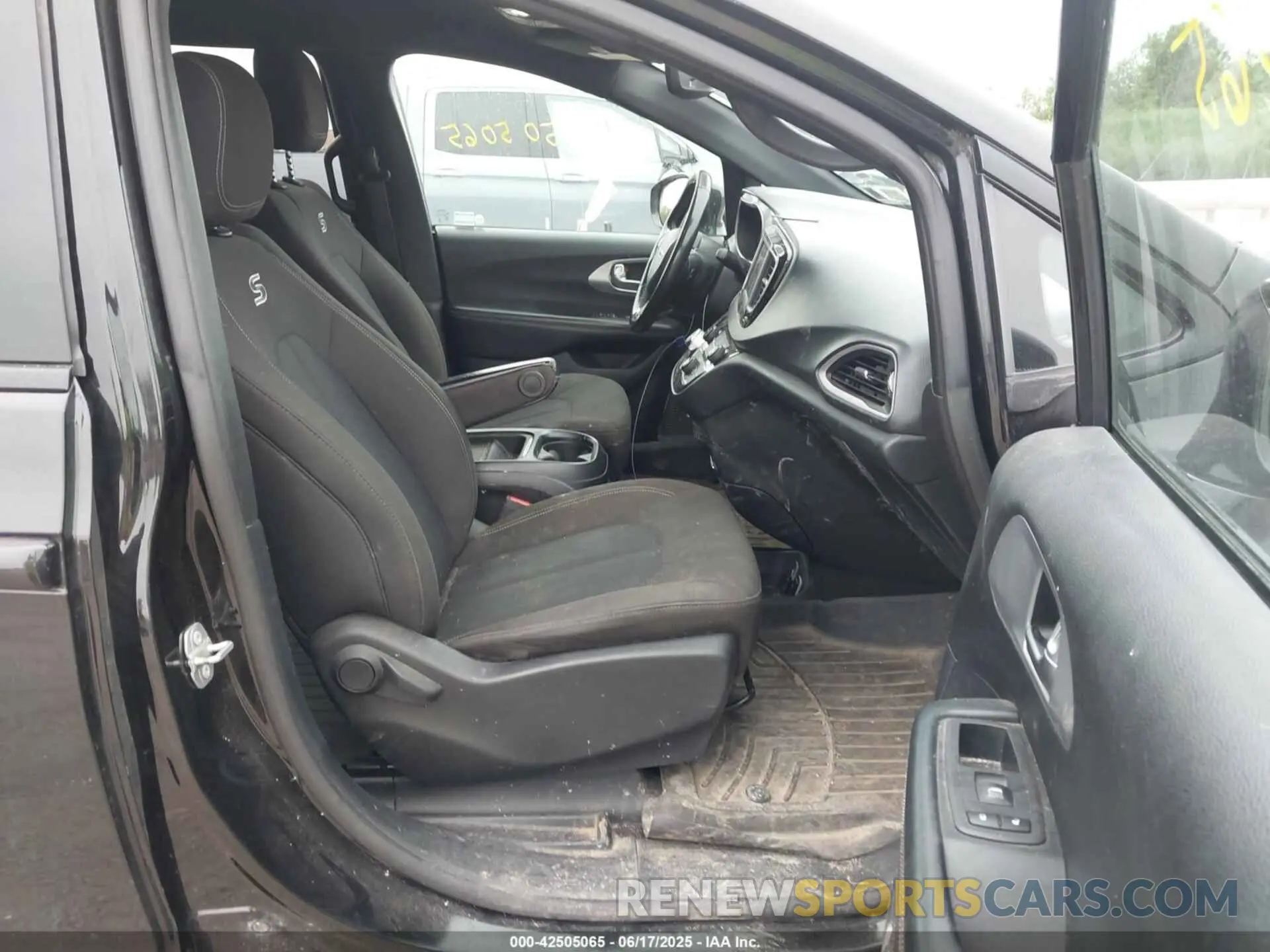 5 Photograph of a damaged car 2C4RC1FG5LR150544 CHRYSLER PACIFICA 2020