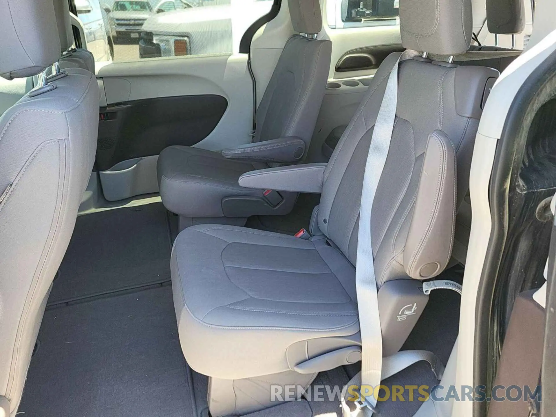 12 Photograph of a damaged car 2C4RC1FG5LR216106 CHRYSLER PACIFICA 2020