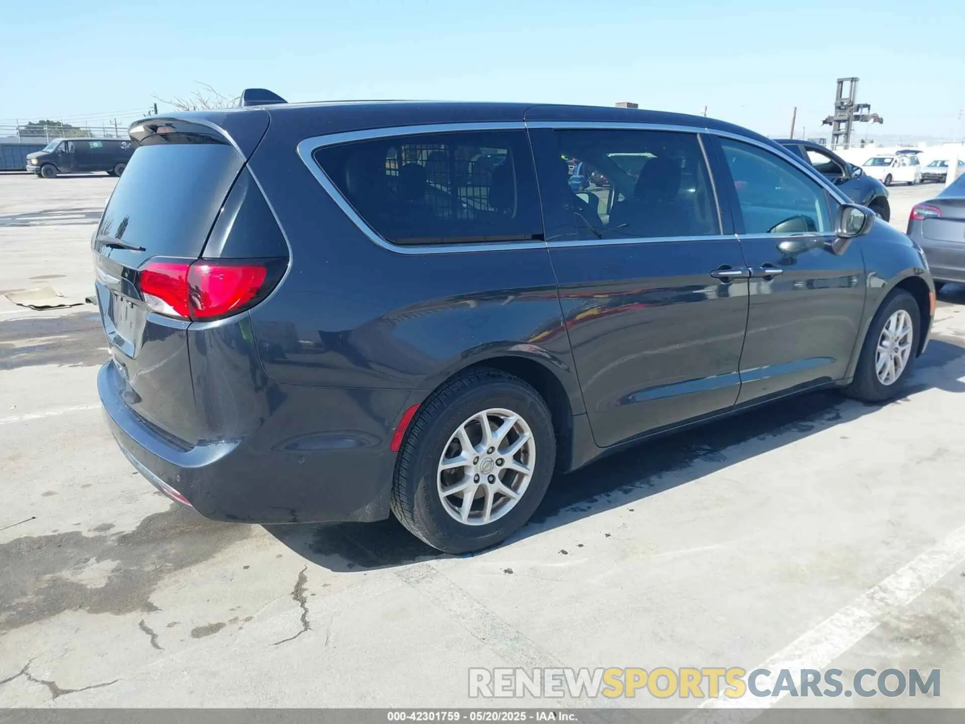 4 Photograph of a damaged car 2C4RC1FG7LR222666 CHRYSLER PACIFICA 2020