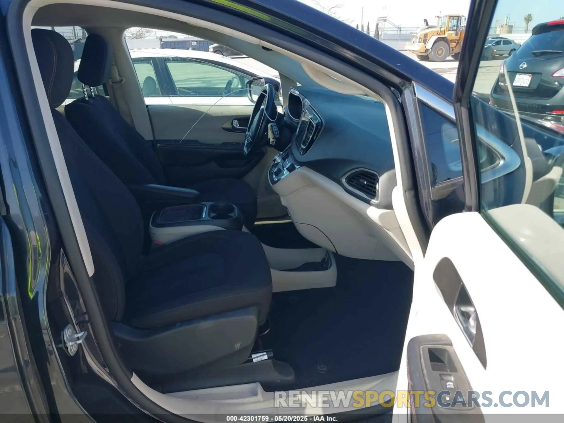 5 Photograph of a damaged car 2C4RC1FG7LR222666 CHRYSLER PACIFICA 2020