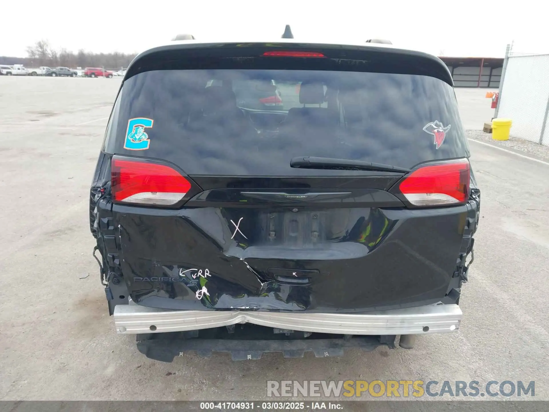18 Photograph of a damaged car 2C4RC1FG8LR150537 CHRYSLER PACIFICA 2020