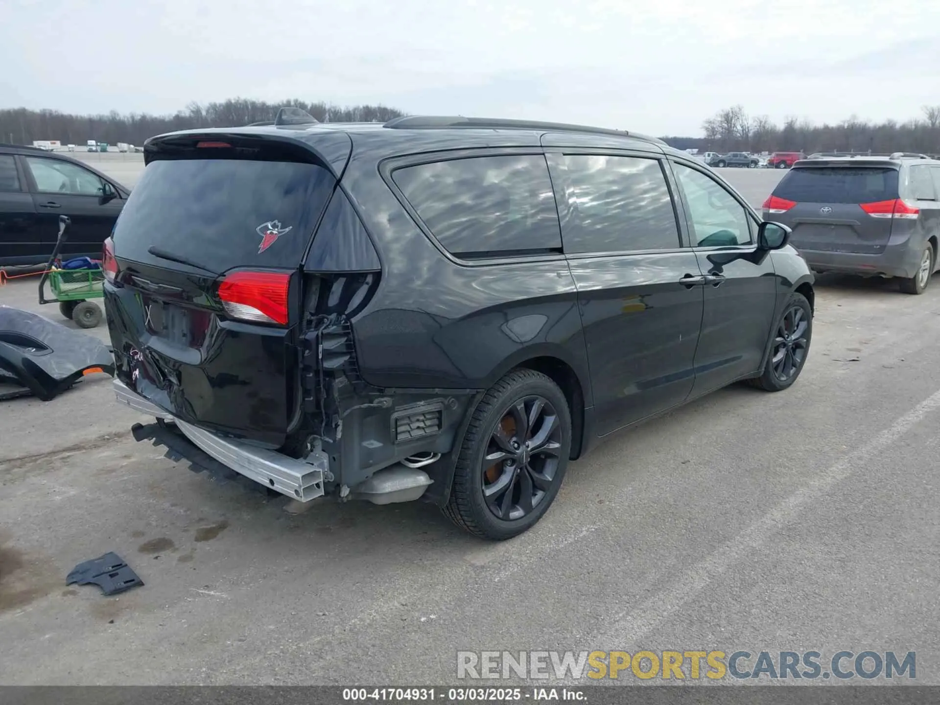 4 Photograph of a damaged car 2C4RC1FG8LR150537 CHRYSLER PACIFICA 2020